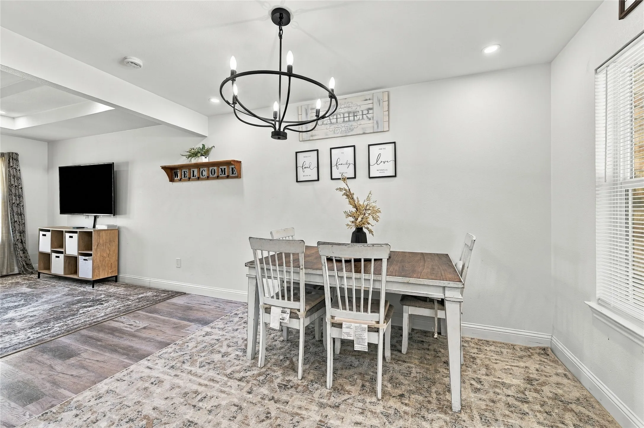Single Family Residence For Sale in Ellis County , 900 N Grand Avenue, Waxahachie, Texas 75165, 3 Bedroom, 2 Bathroom, Garage spaces, 1,087 Sqft, built in 1987, mls#21391083, Real Estate Agent in Waxahachie, Homes For Sale in Ellis county, Homes For Sale in Waxahachie, Realtor in Waxahachie Texas, Real Estate Brokerage Independent Realty Texas, Luminita Cordes Realtor