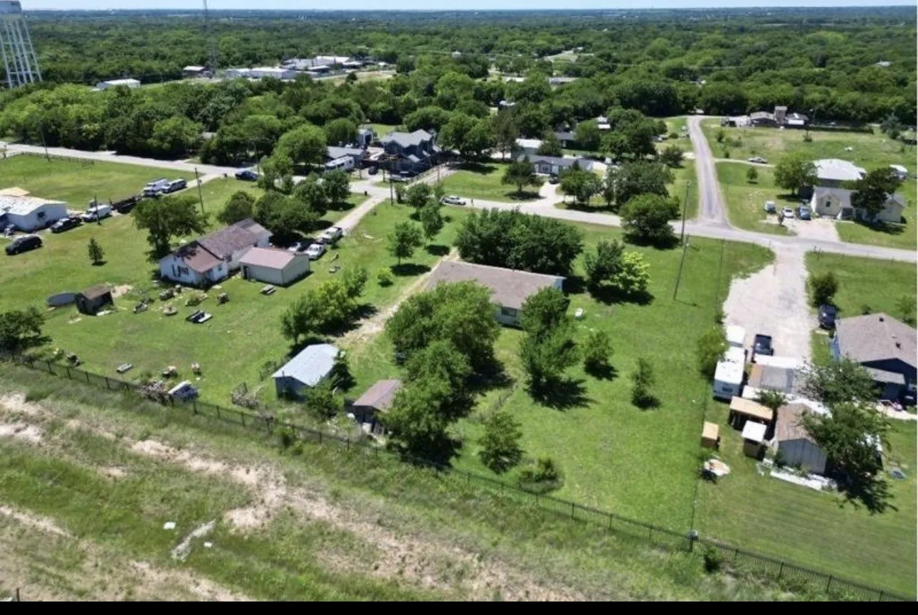 Single Family Residence For Sale in Collin County , 310 Broadway Avenue, Anna, Texas 75409, 3 Bedroom, 2 Bathroom, Garage spaces, 1,812 Sqft, built in 1950, mls#21390975, Real Estate Agent in Anna, Homes For Sale in Collin county, Homes For Sale in Anna, Realtor in Anna Texas, Real Estate Brokerage Independent Realty Texas, Luminita Cordes Realtor