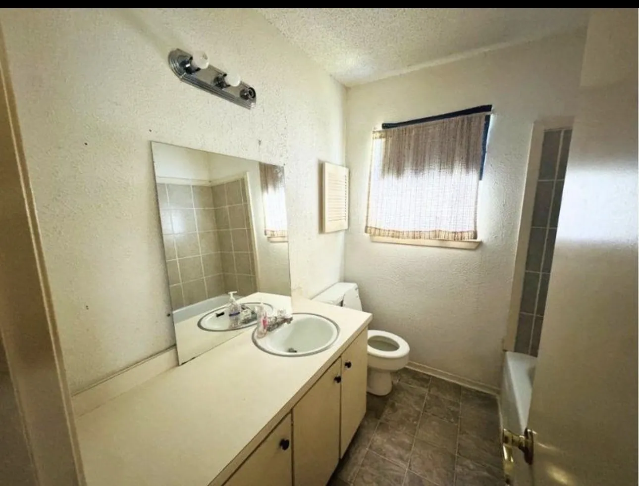 Single Family Residence For Sale in Collin County , 310 Broadway Avenue, Anna, Texas 75409, 3 Bedroom, 2 Bathroom, Garage spaces, 1,812 Sqft, built in 1950, mls#21390975, Real Estate Agent in Anna, Homes For Sale in Collin county, Homes For Sale in Anna, Realtor in Anna Texas, Real Estate Brokerage Independent Realty Texas, Luminita Cordes Realtor