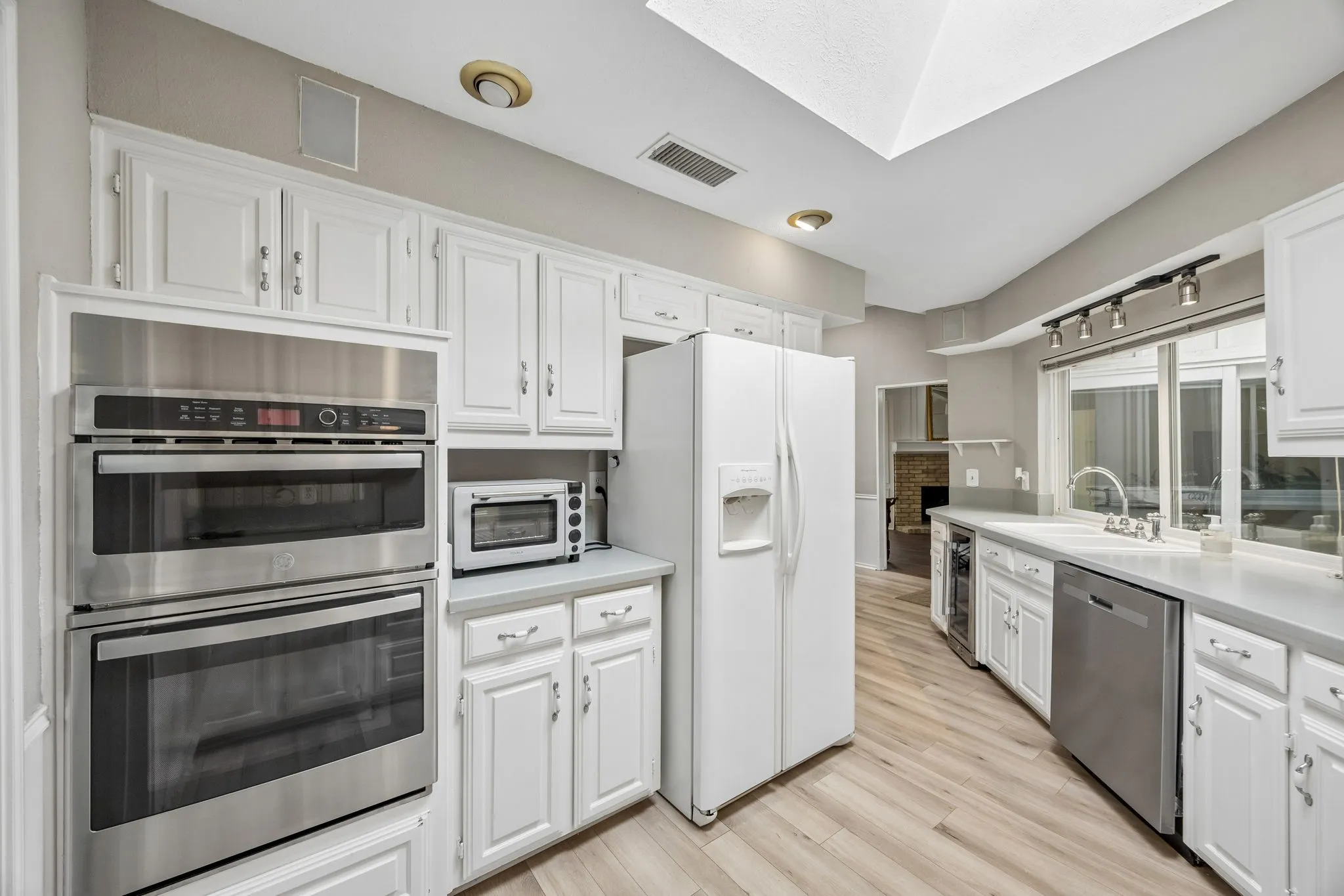 Single Family Residence For Sale in Dallas County , 6038 Blue Mist Lane, Dallas, Texas 75248, 3 Bedroom, 2 Bathroom, 2 Garage spaces, 2,038 Sqft, built in 1979, mls#21386600, Real Estate Agent in Dallas, Homes For Sale in Dallas county, Homes For Sale in Dallas, Realtor in Dallas Texas, Real Estate Brokerage Independent Realty Texas, Luminita Cordes Realtor