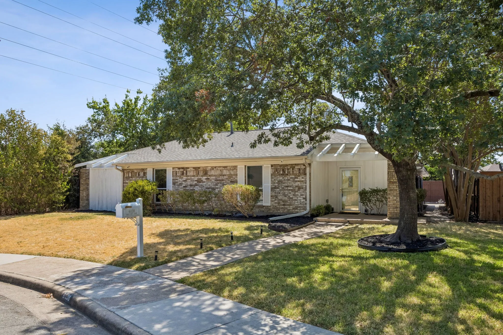Single Family Residence For Sale in Dallas County , 6038 Blue Mist Lane, Dallas, Texas 75248, 3 Bedroom, 2 Bathroom, 2 Garage spaces, 2,038 Sqft, built in 1979, mls#21386600, Real Estate Agent in Dallas, Homes For Sale in Dallas county, Homes For Sale in Dallas, Realtor in Dallas Texas, Real Estate Brokerage Independent Realty Texas, Luminita Cordes Realtor