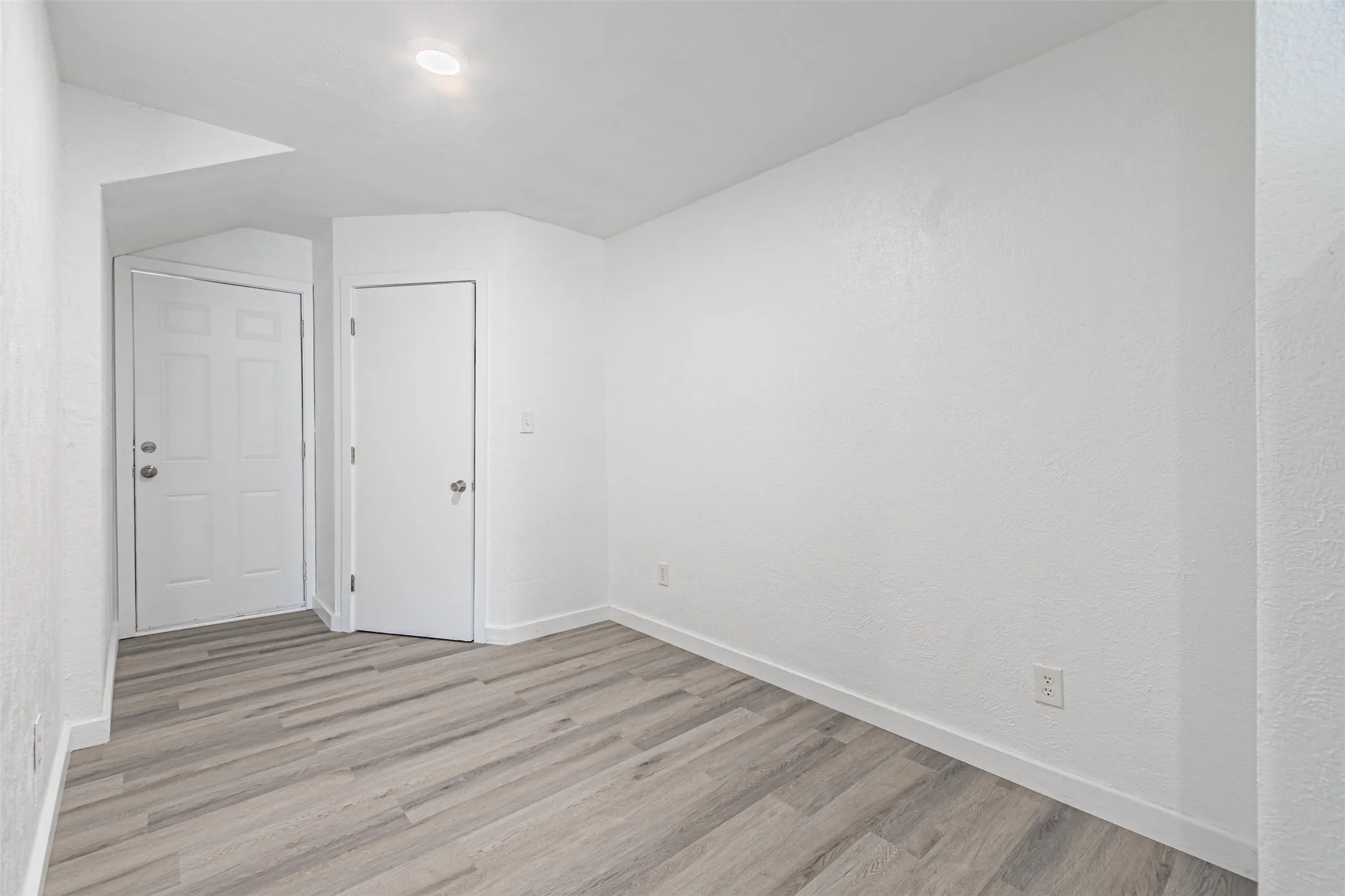 Single Family Residence For Sale in Tarrant County , 5406 Houghton Avenue, Fort Worth, Texas 76107, 1 Bedroom, 1 Bathroom, Garage spaces, 336 Sqft, built in 1920, mls#21391032, Real Estate Agent in Fort Worth, Homes For Sale in Tarrant county, Homes For Sale in Fort Worth, Realtor in Fort Worth Texas, Real Estate Brokerage Independent Realty Texas, Luminita Cordes Realtor