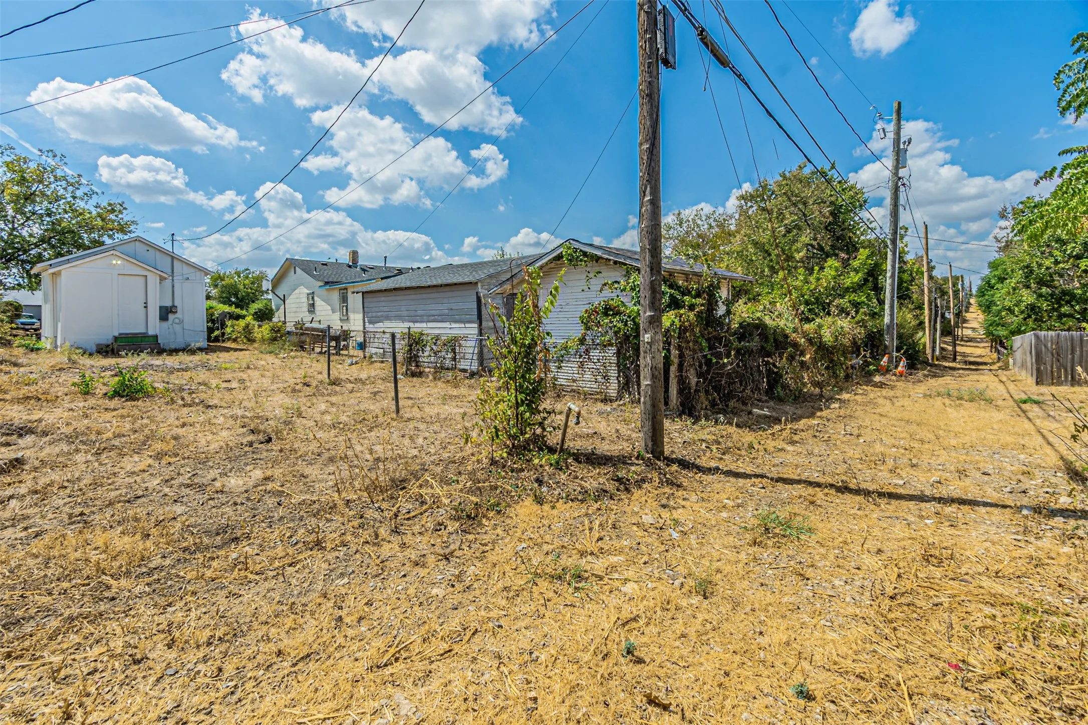 Single Family Residence For Sale in Tarrant County , 5406 Houghton Avenue, Fort Worth, Texas 76107, 1 Bedroom, 1 Bathroom, Garage spaces, 336 Sqft, built in 1920, mls#21391032, Real Estate Agent in Fort Worth, Homes For Sale in Tarrant county, Homes For Sale in Fort Worth, Realtor in Fort Worth Texas, Real Estate Brokerage Independent Realty Texas, Luminita Cordes Realtor