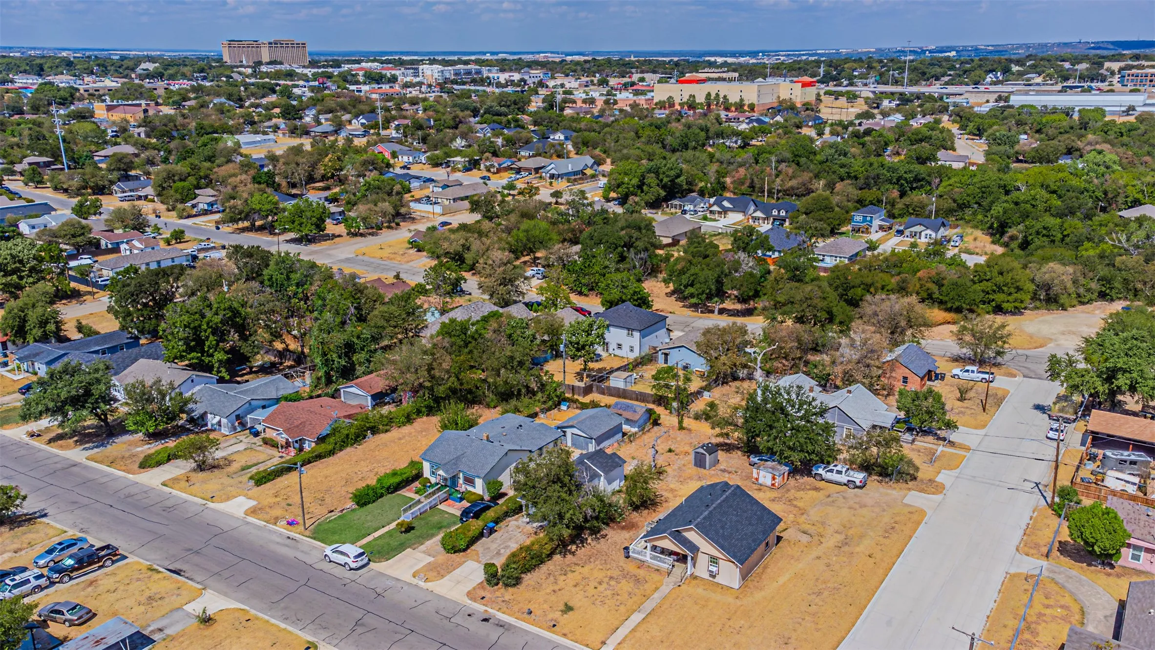Single Family Residence For Sale in Tarrant County , 5406 Houghton Avenue, Fort Worth, Texas 76107, 1 Bedroom, 1 Bathroom, Garage spaces, 336 Sqft, built in 1920, mls#21391032, Real Estate Agent in Fort Worth, Homes For Sale in Tarrant county, Homes For Sale in Fort Worth, Realtor in Fort Worth Texas, Real Estate Brokerage Independent Realty Texas, Luminita Cordes Realtor