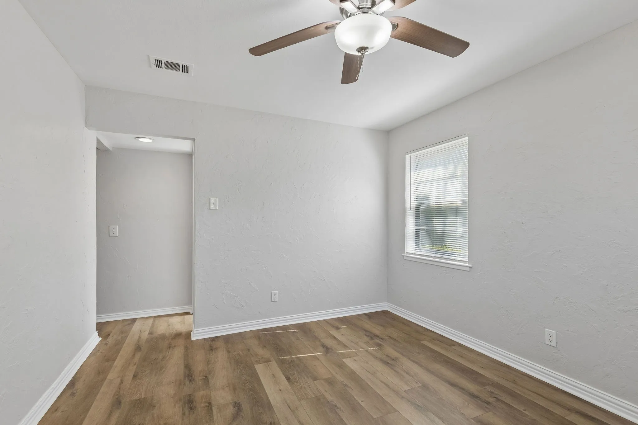 Single Family Residence For Sale in Dallas County , 2047 Abshire Lane, Dallas, Texas 75228, 3 Bedroom, 2 Bathroom, 2 Garage spaces, 1,635 Sqft, built in 1962, mls#21390403, Real Estate Agent in Dallas, Homes For Sale in Dallas county, Homes For Sale in Dallas, Realtor in Dallas Texas, Real Estate Brokerage Independent Realty Texas, Luminita Cordes Realtor