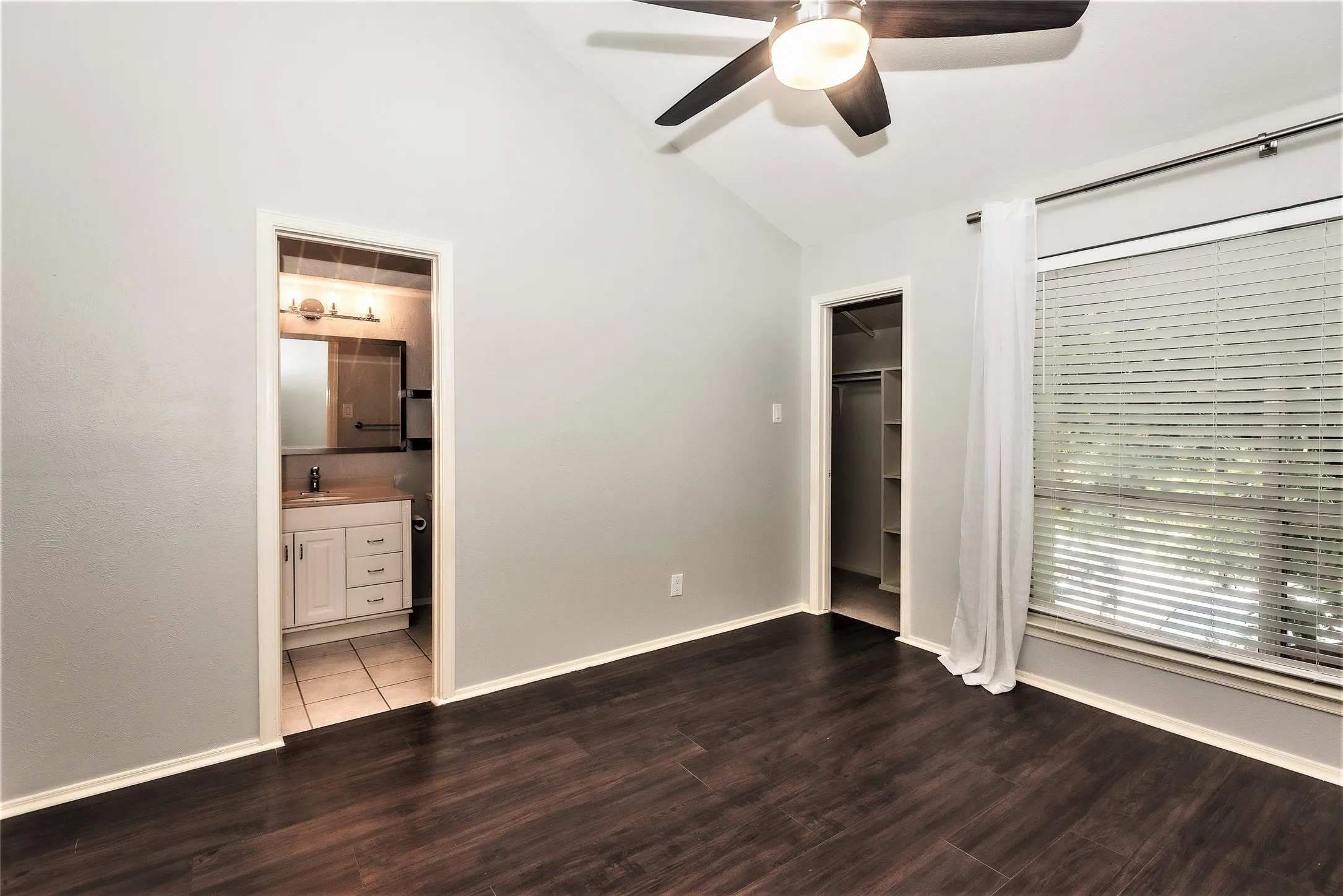 2nd Primary w/ ensuite bath and large walk-in closet