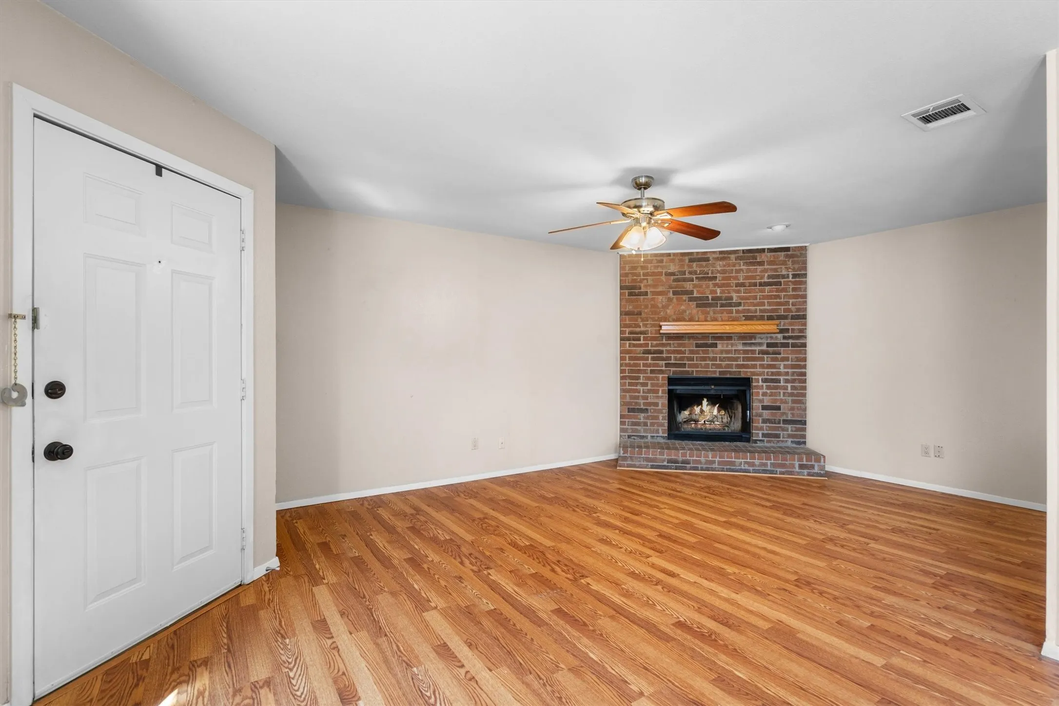 Duplex For Rent in Tarrant County , 726 Michol Street, Grapevine, Texas 76051, 3 Bedroom, 2 Bathroom, Garage spaces, 1,204 Sqft, built in 1983, mls#21385864, Real Estate Agent in Grapevine, Homes For Rent in Tarrant county, Homes For Rent in Grapevine, Realtor in Grapevine Texas, Real Estate Brokerage Independent Realty Texas, Luminita Cordes Realtor