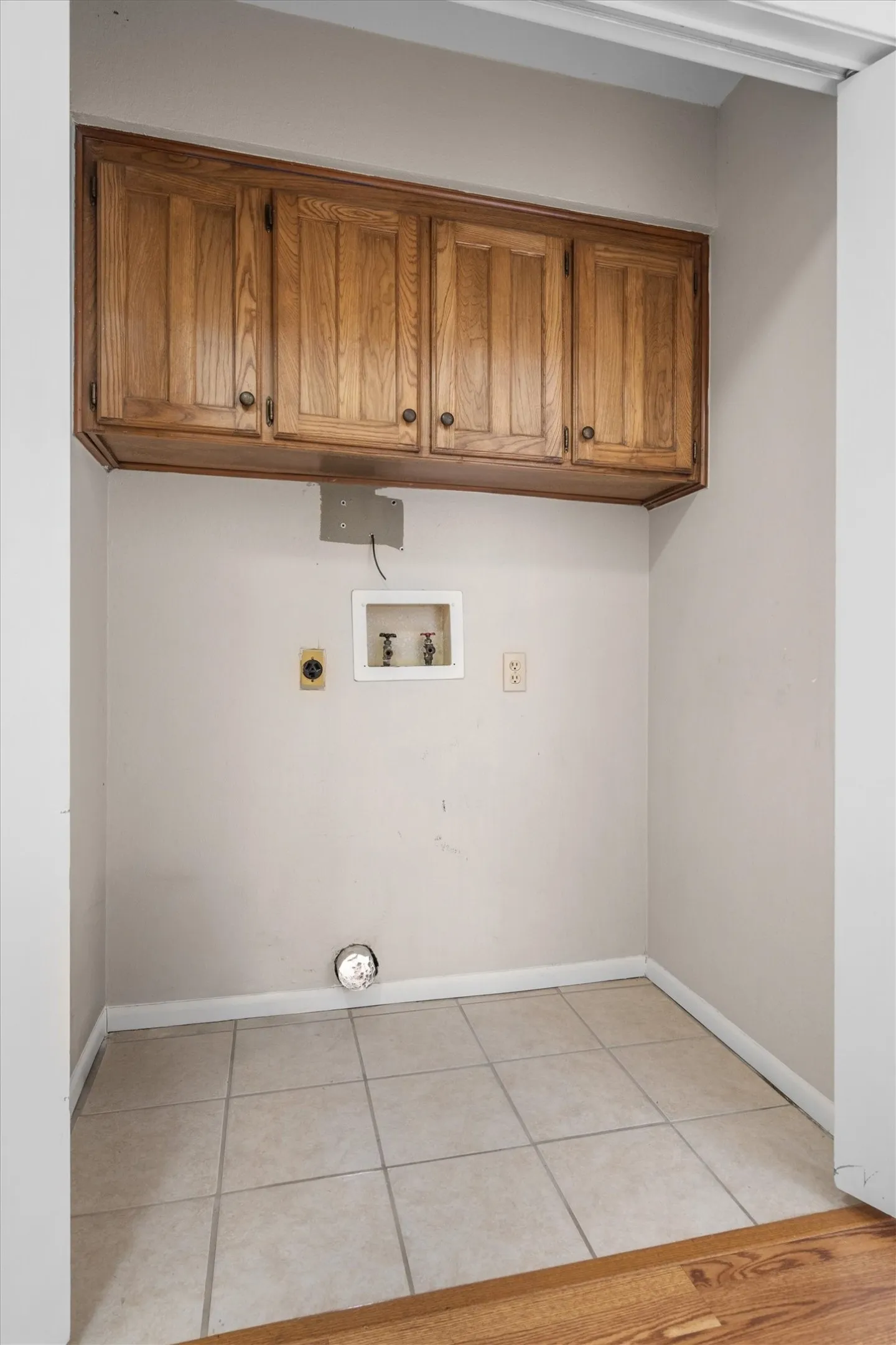 Duplex For Rent in Tarrant County , 726 Michol Street, Grapevine, Texas 76051, 3 Bedroom, 2 Bathroom, Garage spaces, 1,204 Sqft, built in 1983, mls#21385864, Real Estate Agent in Grapevine, Homes For Rent in Tarrant county, Homes For Rent in Grapevine, Realtor in Grapevine Texas, Real Estate Brokerage Independent Realty Texas, Luminita Cordes Realtor