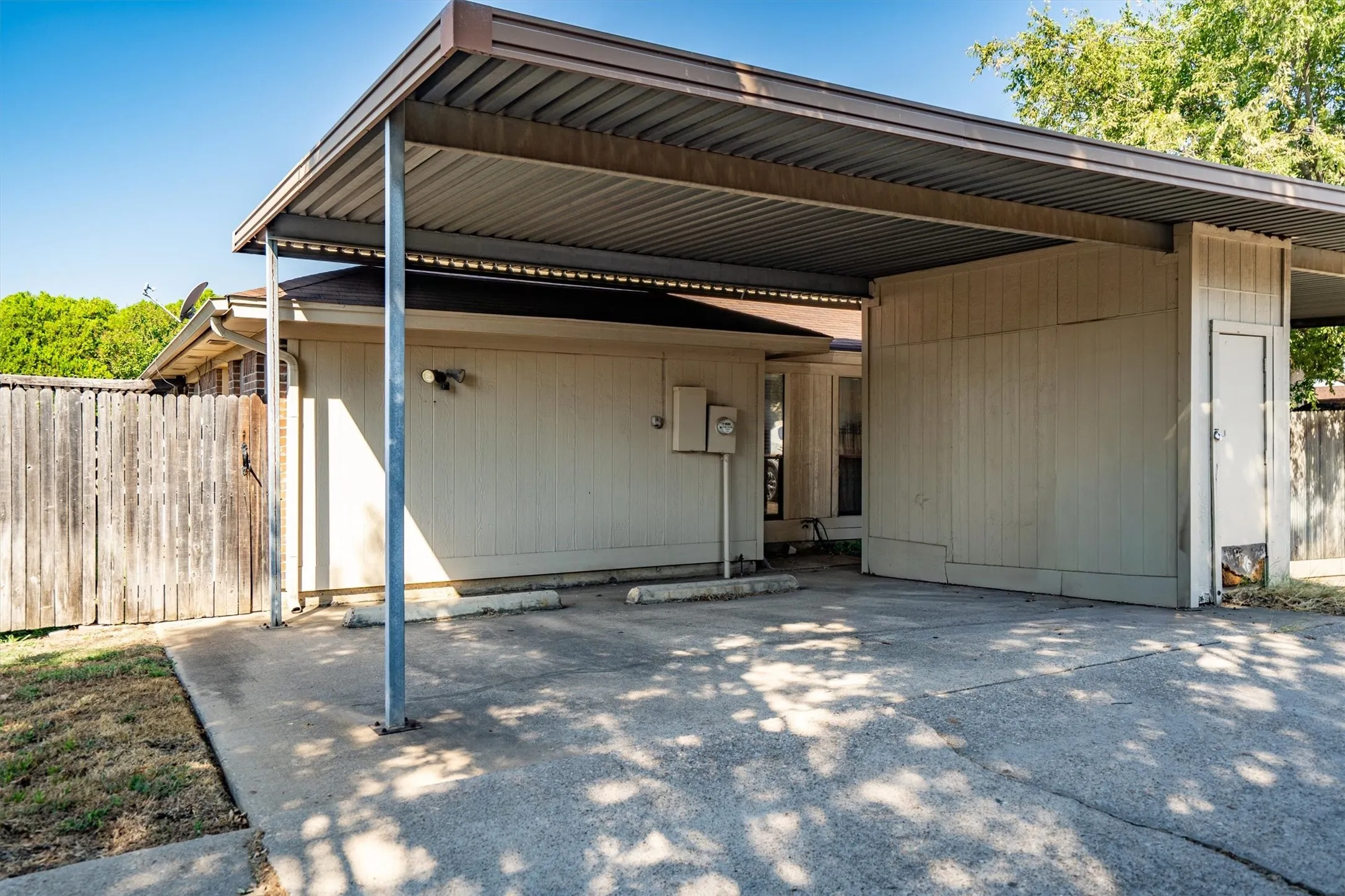 Duplex For Rent in Tarrant County , 726 Michol Street, Grapevine, Texas 76051, 3 Bedroom, 2 Bathroom, Garage spaces, 1,204 Sqft, built in 1983, mls#21385864, Real Estate Agent in Grapevine, Homes For Rent in Tarrant county, Homes For Rent in Grapevine, Realtor in Grapevine Texas, Real Estate Brokerage Independent Realty Texas, Luminita Cordes Realtor