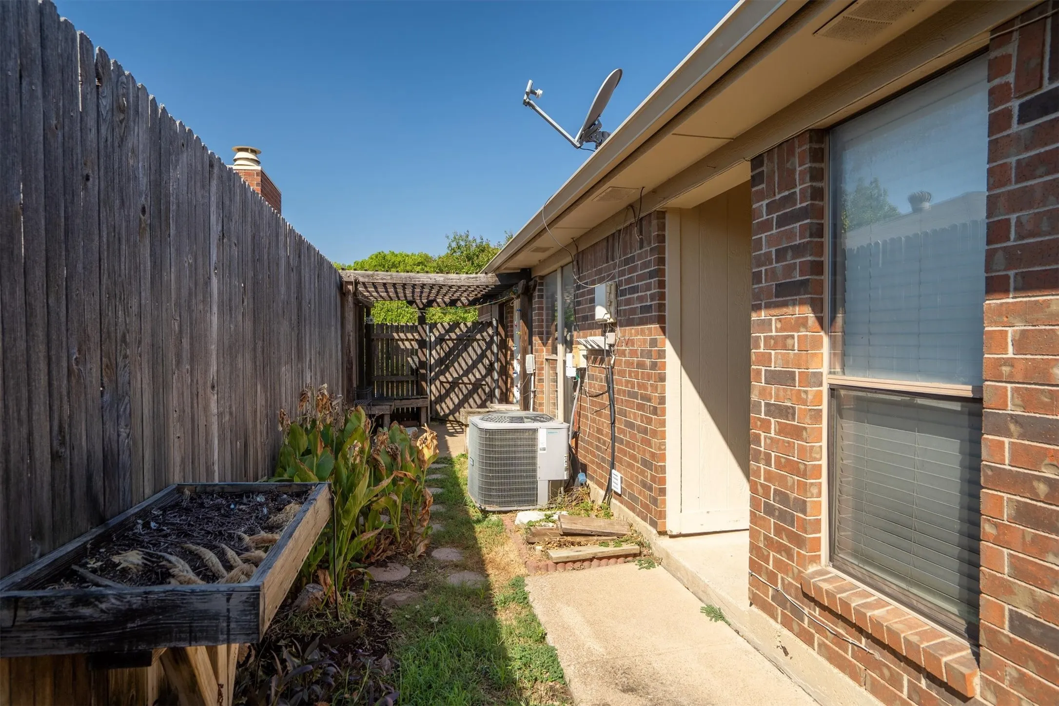 Duplex For Rent in Tarrant County , 726 Michol Street, Grapevine, Texas 76051, 3 Bedroom, 2 Bathroom, Garage spaces, 1,204 Sqft, built in 1983, mls#21385864, Real Estate Agent in Grapevine, Homes For Rent in Tarrant county, Homes For Rent in Grapevine, Realtor in Grapevine Texas, Real Estate Brokerage Independent Realty Texas, Luminita Cordes Realtor