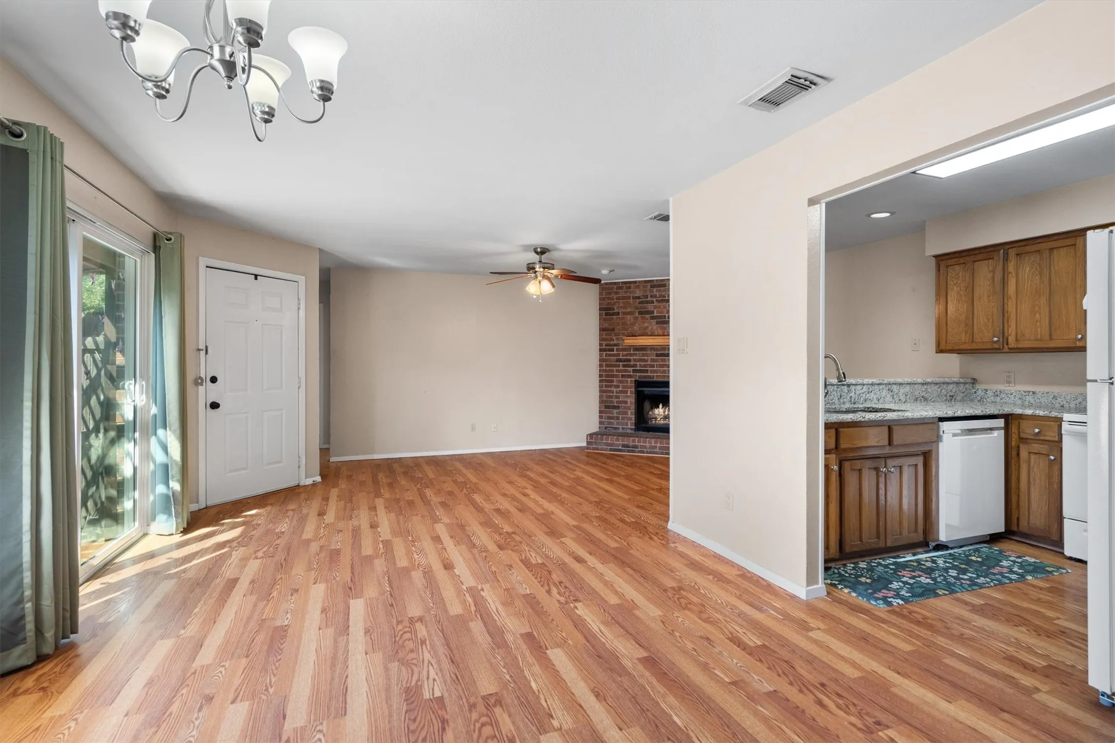 Duplex For Rent in Tarrant County , 726 Michol Street, Grapevine, Texas 76051, 3 Bedroom, 2 Bathroom, Garage spaces, 1,204 Sqft, built in 1983, mls#21385864, Real Estate Agent in Grapevine, Homes For Rent in Tarrant county, Homes For Rent in Grapevine, Realtor in Grapevine Texas, Real Estate Brokerage Independent Realty Texas, Luminita Cordes Realtor