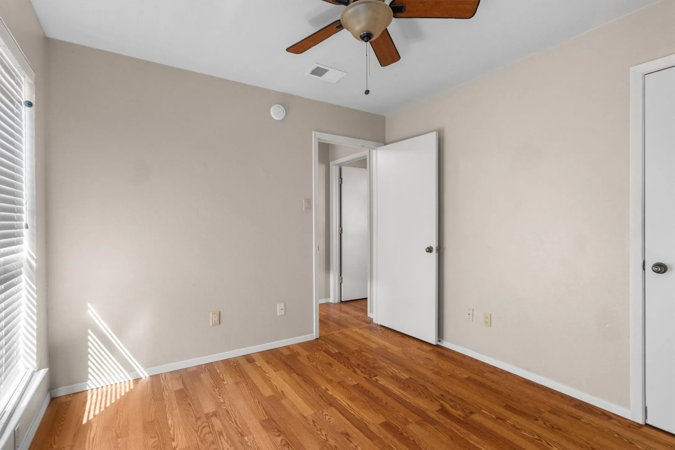 Duplex For Rent in Tarrant County , 726 Michol Street, Grapevine, Texas 76051, 3 Bedroom, 2 Bathroom, Garage spaces, 1,204 Sqft, built in 1983, mls#21385864, Real Estate Agent in Grapevine, Homes For Rent in Tarrant county, Homes For Rent in Grapevine, Realtor in Grapevine Texas, Real Estate Brokerage Independent Realty Texas, Luminita Cordes Realtor