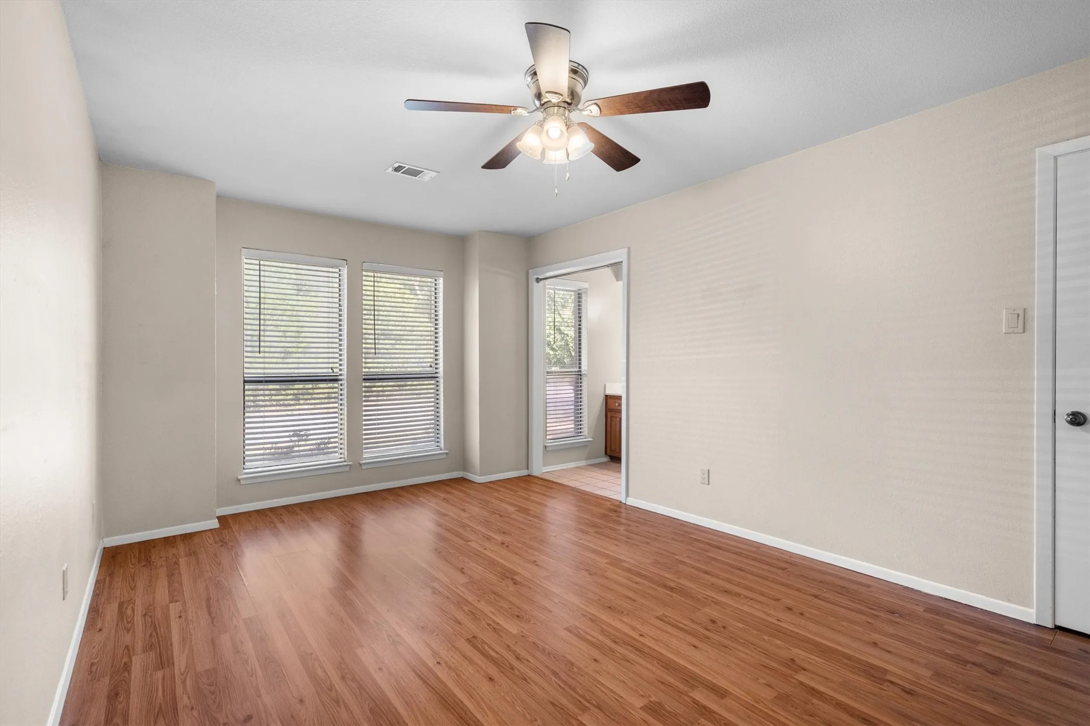 Duplex For Rent in Tarrant County , 726 Michol Street, Grapevine, Texas 76051, 3 Bedroom, 2 Bathroom, Garage spaces, 1,204 Sqft, built in 1983, mls#21385864, Real Estate Agent in Grapevine, Homes For Rent in Tarrant county, Homes For Rent in Grapevine, Realtor in Grapevine Texas, Real Estate Brokerage Independent Realty Texas, Luminita Cordes Realtor