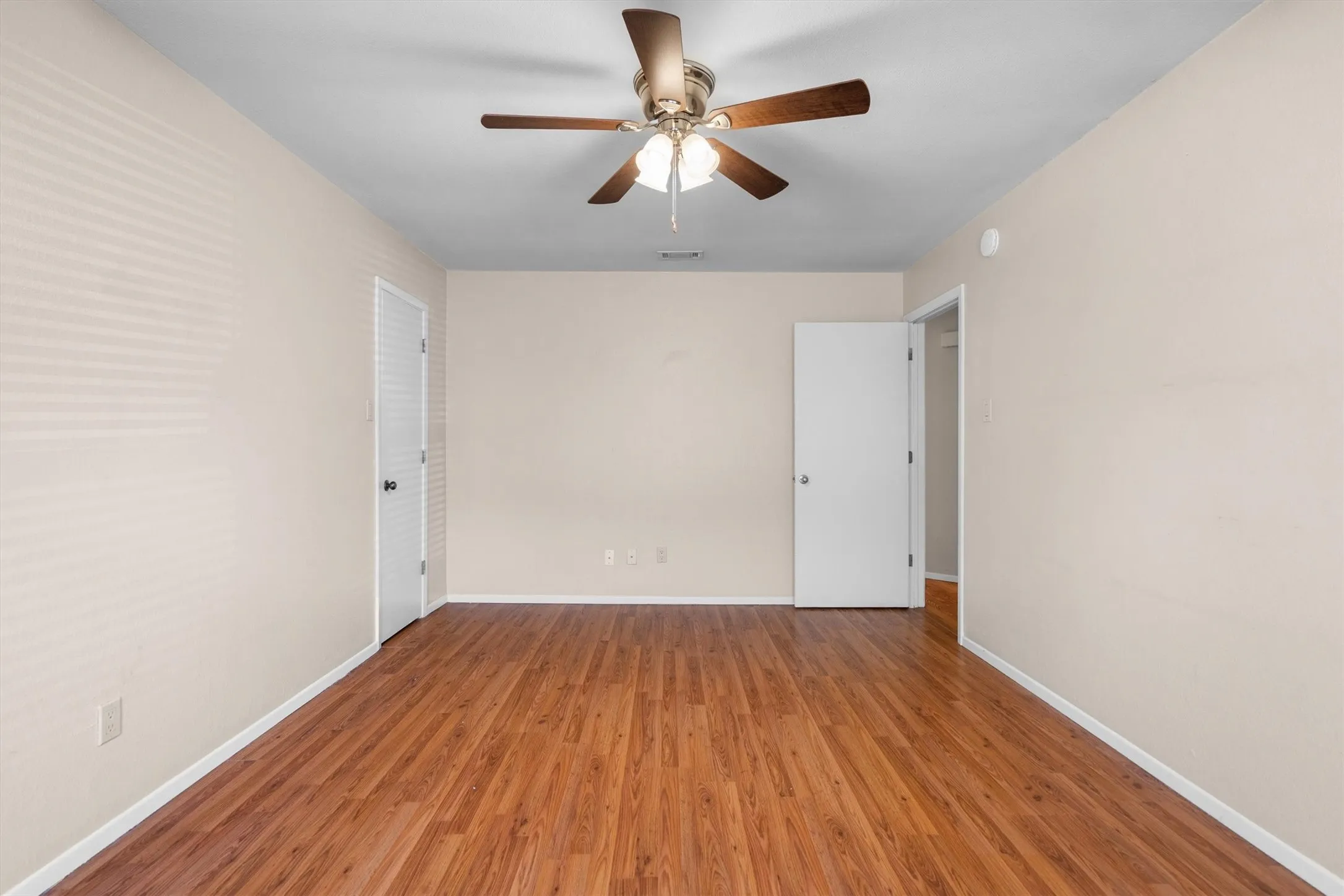 Duplex For Rent in Tarrant County , 726 Michol Street, Grapevine, Texas 76051, 3 Bedroom, 2 Bathroom, Garage spaces, 1,204 Sqft, built in 1983, mls#21385864, Real Estate Agent in Grapevine, Homes For Rent in Tarrant county, Homes For Rent in Grapevine, Realtor in Grapevine Texas, Real Estate Brokerage Independent Realty Texas, Luminita Cordes Realtor