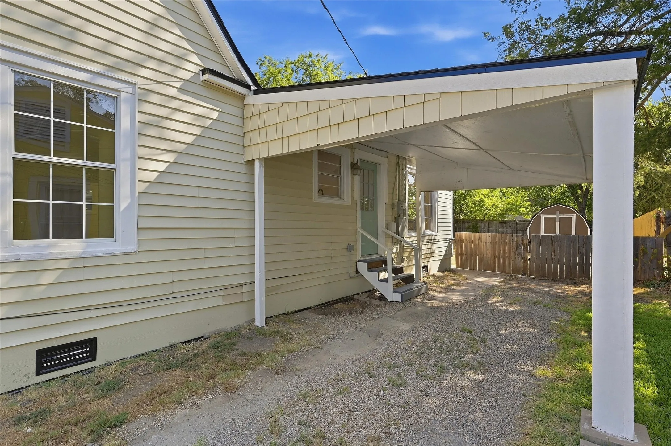 Single Family Residence For Sale in Grayson County , 917 N Woods Street, Sherman, Texas 75092, 3 Bedroom, 2 Bathroom, Garage spaces, 1,611 Sqft, built in 1935, mls#21389011, Real Estate Agent in Sherman, Homes For Sale in Grayson county, Homes For Sale in Sherman, Realtor in Sherman Texas, Real Estate Brokerage Independent Realty Texas, Luminita Cordes Realtor