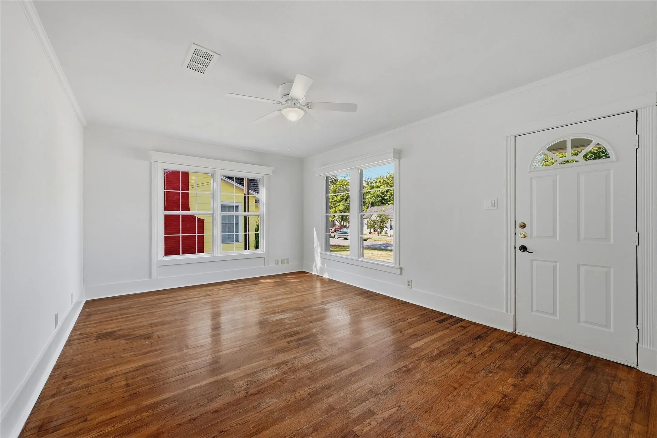 Single Family Residence For Sale in Grayson County , 917 N Woods Street, Sherman, Texas 75092, 3 Bedroom, 2 Bathroom, Garage spaces, 1,611 Sqft, built in 1935, mls#21389011, Real Estate Agent in Sherman, Homes For Sale in Grayson county, Homes For Sale in Sherman, Realtor in Sherman Texas, Real Estate Brokerage Independent Realty Texas, Luminita Cordes Realtor