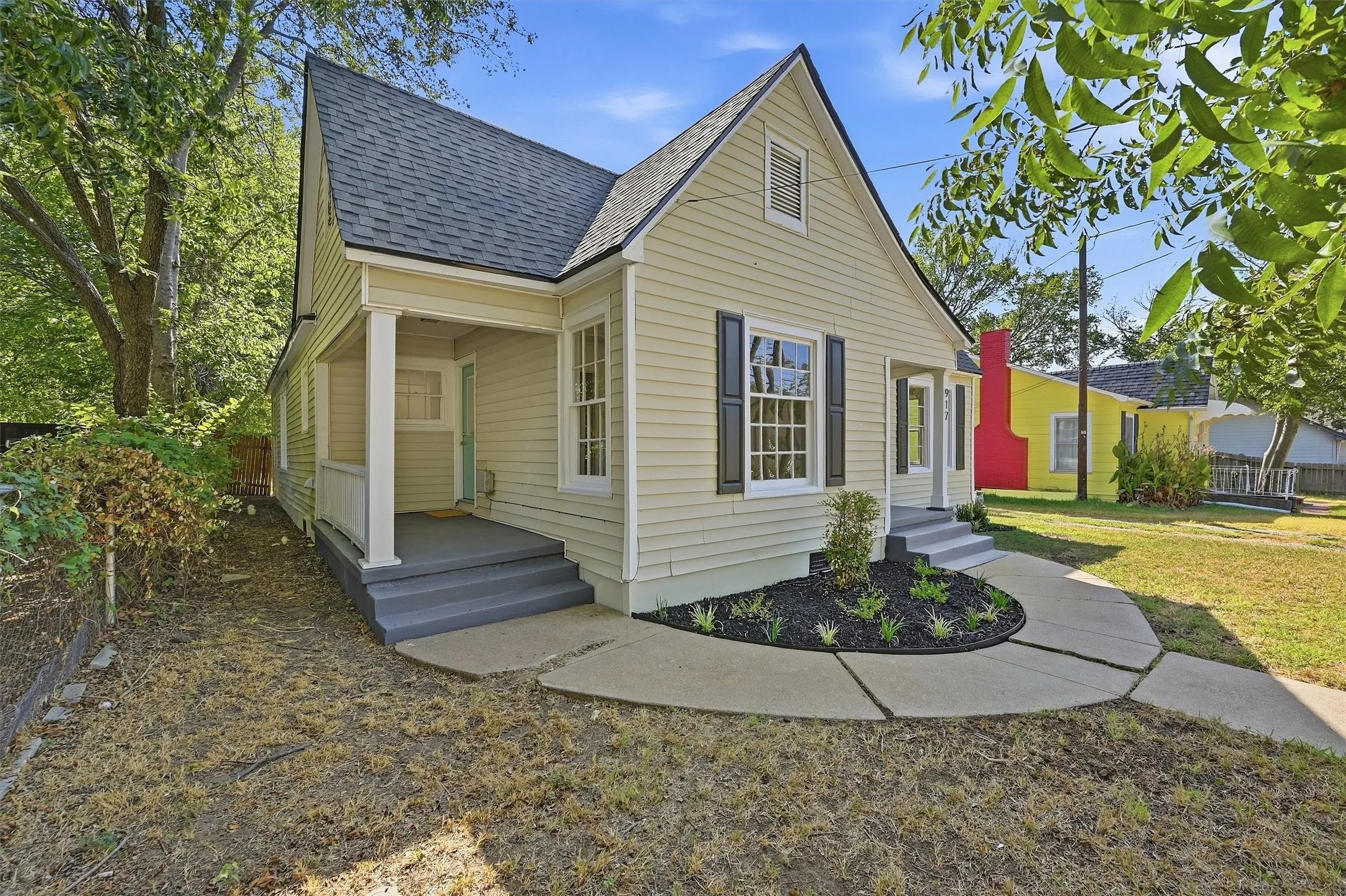 Single Family Residence For Sale in Grayson County , 917 N Woods Street, Sherman, Texas 75092, 3 Bedroom, 2 Bathroom, Garage spaces, 1,611 Sqft, built in 1935, mls#21389011, Real Estate Agent in Sherman, Homes For Sale in Grayson county, Homes For Sale in Sherman, Realtor in Sherman Texas, Real Estate Brokerage Independent Realty Texas, Luminita Cordes Realtor