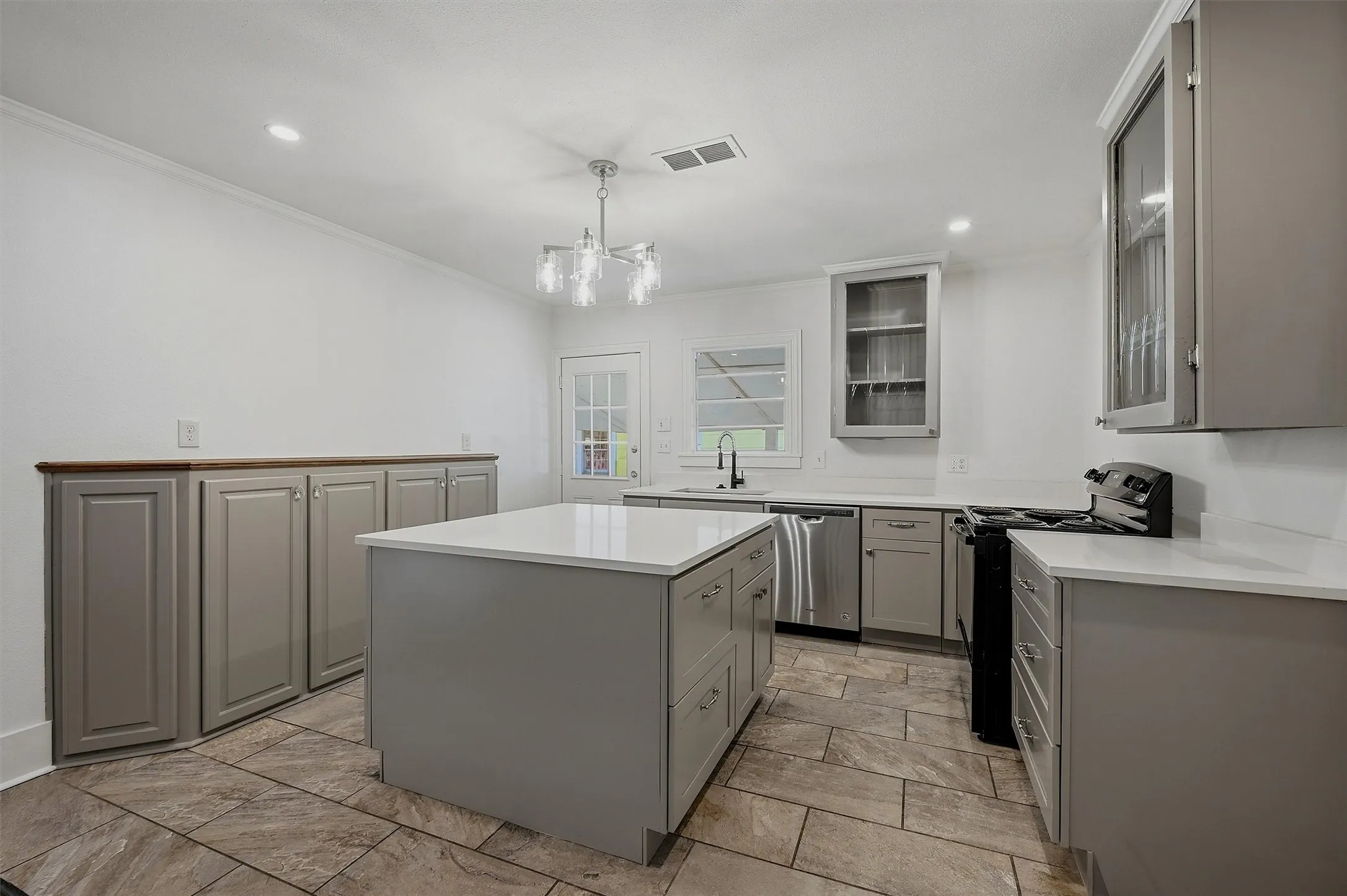 Single Family Residence For Sale in Grayson County , 917 N Woods Street, Sherman, Texas 75092, 3 Bedroom, 2 Bathroom, Garage spaces, 1,611 Sqft, built in 1935, mls#21389011, Real Estate Agent in Sherman, Homes For Sale in Grayson county, Homes For Sale in Sherman, Realtor in Sherman Texas, Real Estate Brokerage Independent Realty Texas, Luminita Cordes Realtor