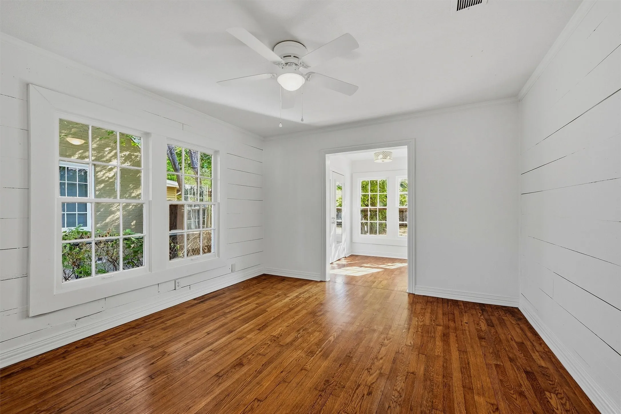 Single Family Residence For Sale in Grayson County , 917 N Woods Street, Sherman, Texas 75092, 3 Bedroom, 2 Bathroom, Garage spaces, 1,611 Sqft, built in 1935, mls#21389011, Real Estate Agent in Sherman, Homes For Sale in Grayson county, Homes For Sale in Sherman, Realtor in Sherman Texas, Real Estate Brokerage Independent Realty Texas, Luminita Cordes Realtor