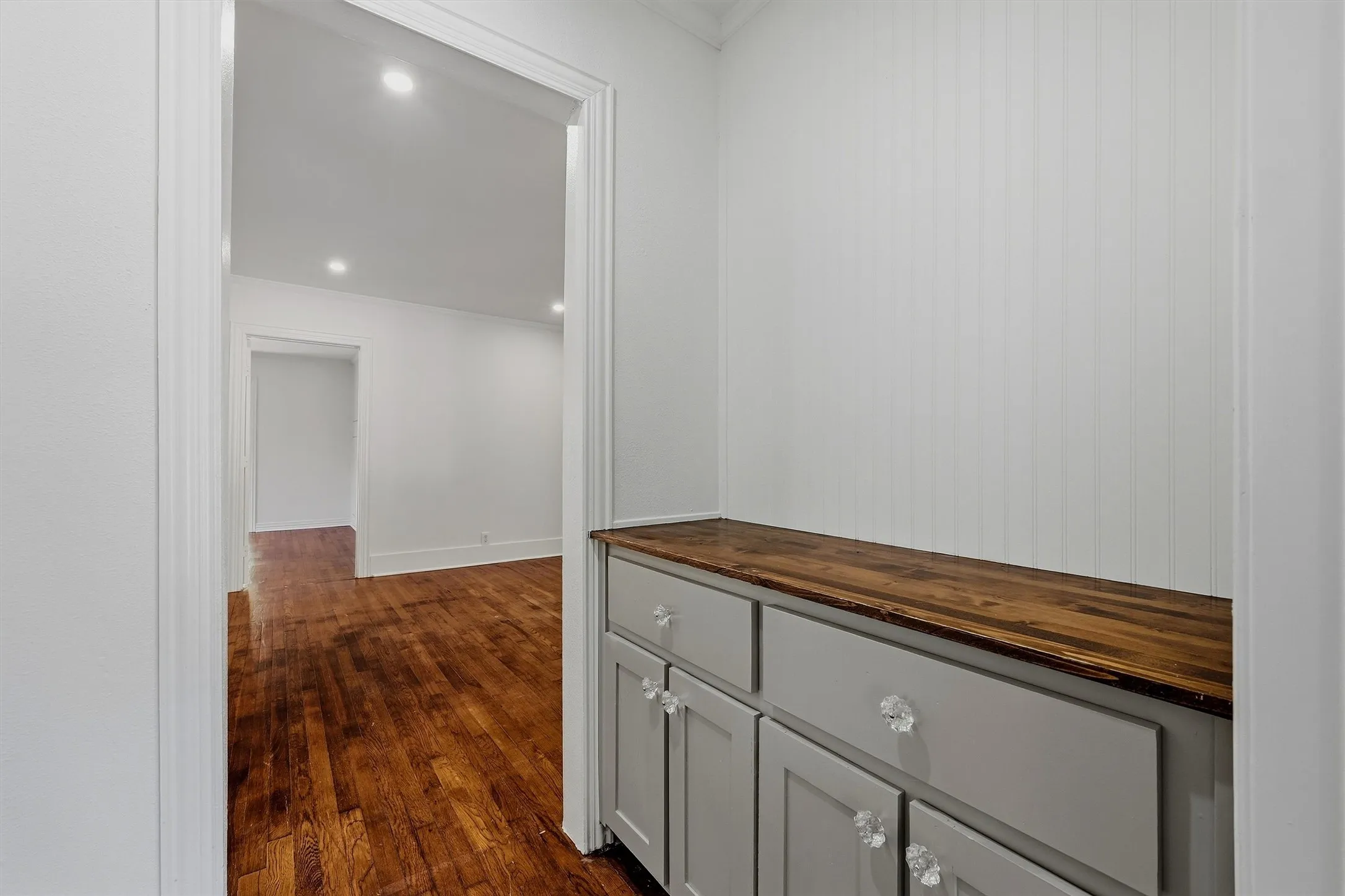 Single Family Residence For Sale in Grayson County , 917 N Woods Street, Sherman, Texas 75092, 3 Bedroom, 2 Bathroom, Garage spaces, 1,611 Sqft, built in 1935, mls#21389011, Real Estate Agent in Sherman, Homes For Sale in Grayson county, Homes For Sale in Sherman, Realtor in Sherman Texas, Real Estate Brokerage Independent Realty Texas, Luminita Cordes Realtor