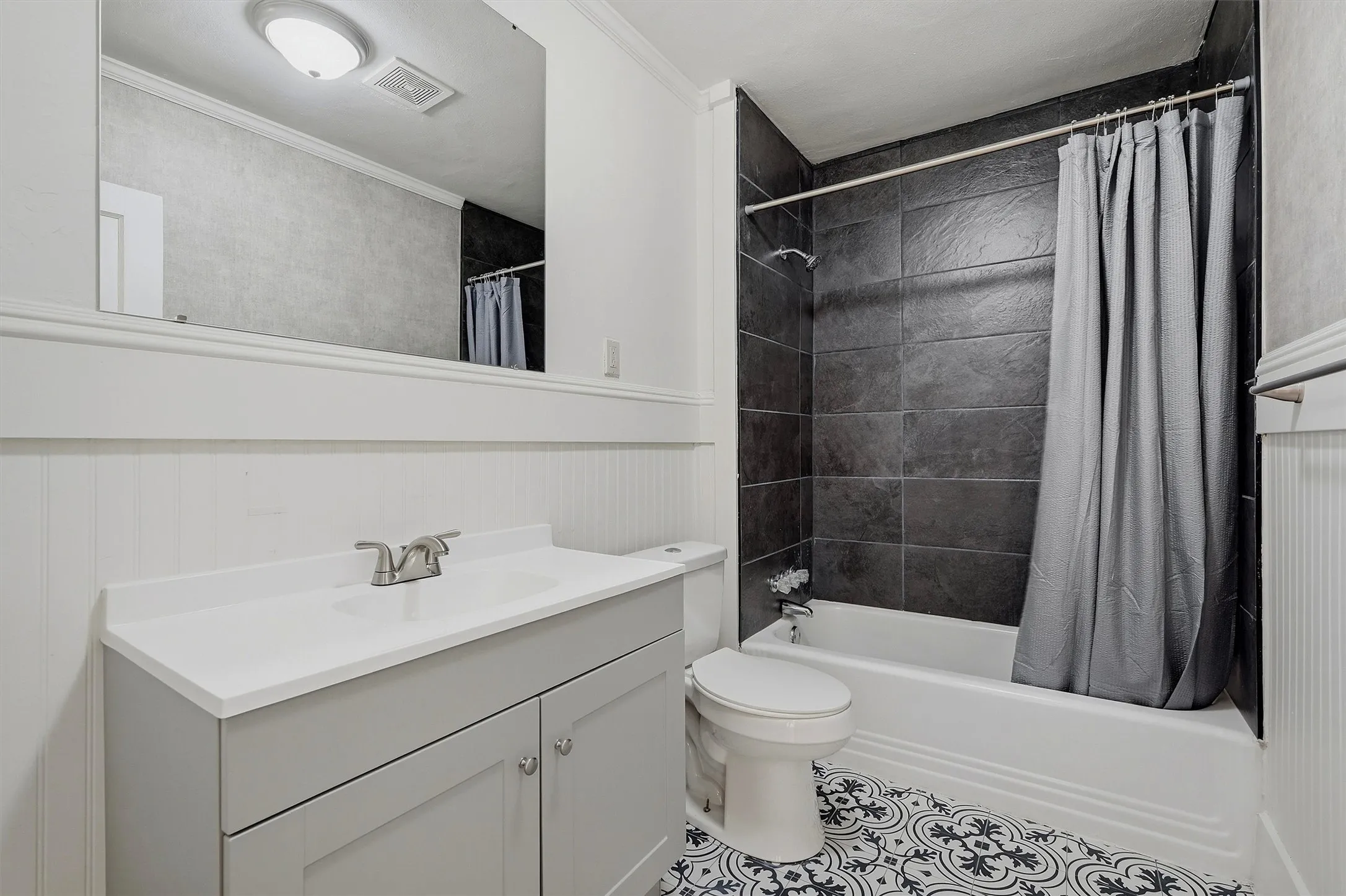 Single Family Residence For Sale in Grayson County , 917 N Woods Street, Sherman, Texas 75092, 3 Bedroom, 2 Bathroom, Garage spaces, 1,611 Sqft, built in 1935, mls#21389011, Real Estate Agent in Sherman, Homes For Sale in Grayson county, Homes For Sale in Sherman, Realtor in Sherman Texas, Real Estate Brokerage Independent Realty Texas, Luminita Cordes Realtor