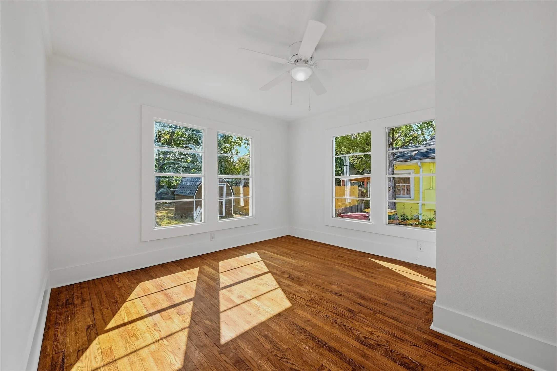 Single Family Residence For Sale in Grayson County , 917 N Woods Street, Sherman, Texas 75092, 3 Bedroom, 2 Bathroom, Garage spaces, 1,611 Sqft, built in 1935, mls#21389011, Real Estate Agent in Sherman, Homes For Sale in Grayson county, Homes For Sale in Sherman, Realtor in Sherman Texas, Real Estate Brokerage Independent Realty Texas, Luminita Cordes Realtor
