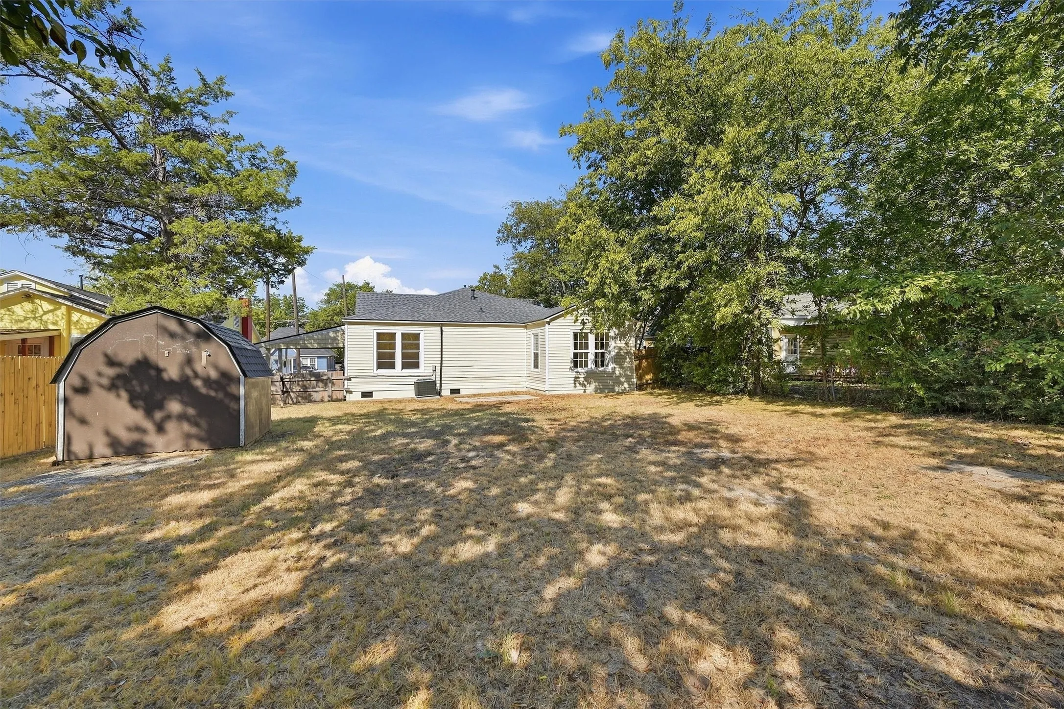 Single Family Residence For Sale in Grayson County , 917 N Woods Street, Sherman, Texas 75092, 3 Bedroom, 2 Bathroom, Garage spaces, 1,611 Sqft, built in 1935, mls#21389011, Real Estate Agent in Sherman, Homes For Sale in Grayson county, Homes For Sale in Sherman, Realtor in Sherman Texas, Real Estate Brokerage Independent Realty Texas, Luminita Cordes Realtor