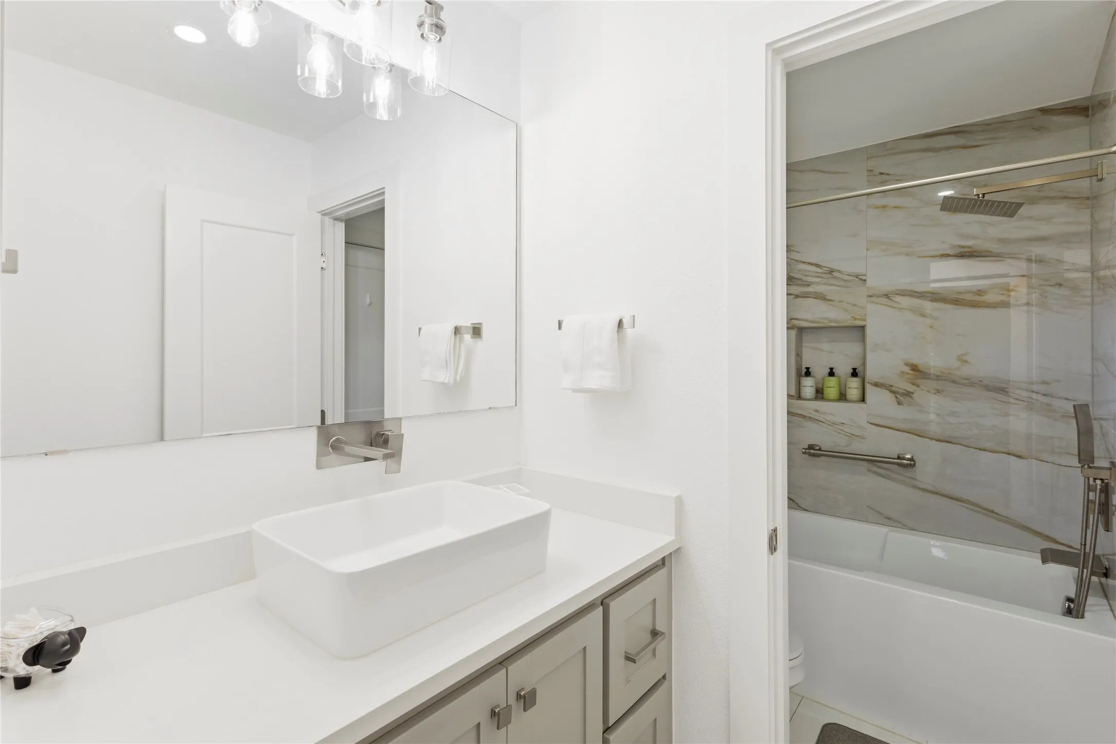 Single Family Residence For Rent in Dallas County , 17327 Davenport Road, Dallas, Texas 75248, 4 Bedroom, 4 Bathroom, 3 Garage spaces, 4,148 Sqft, built in 1985, mls#21391100, Real Estate Agent in Dallas, Homes For Rent in Dallas county, Homes For Rent in Dallas, Realtor in Dallas Texas, Real Estate Brokerage Independent Realty Texas, Luminita Cordes Realtor