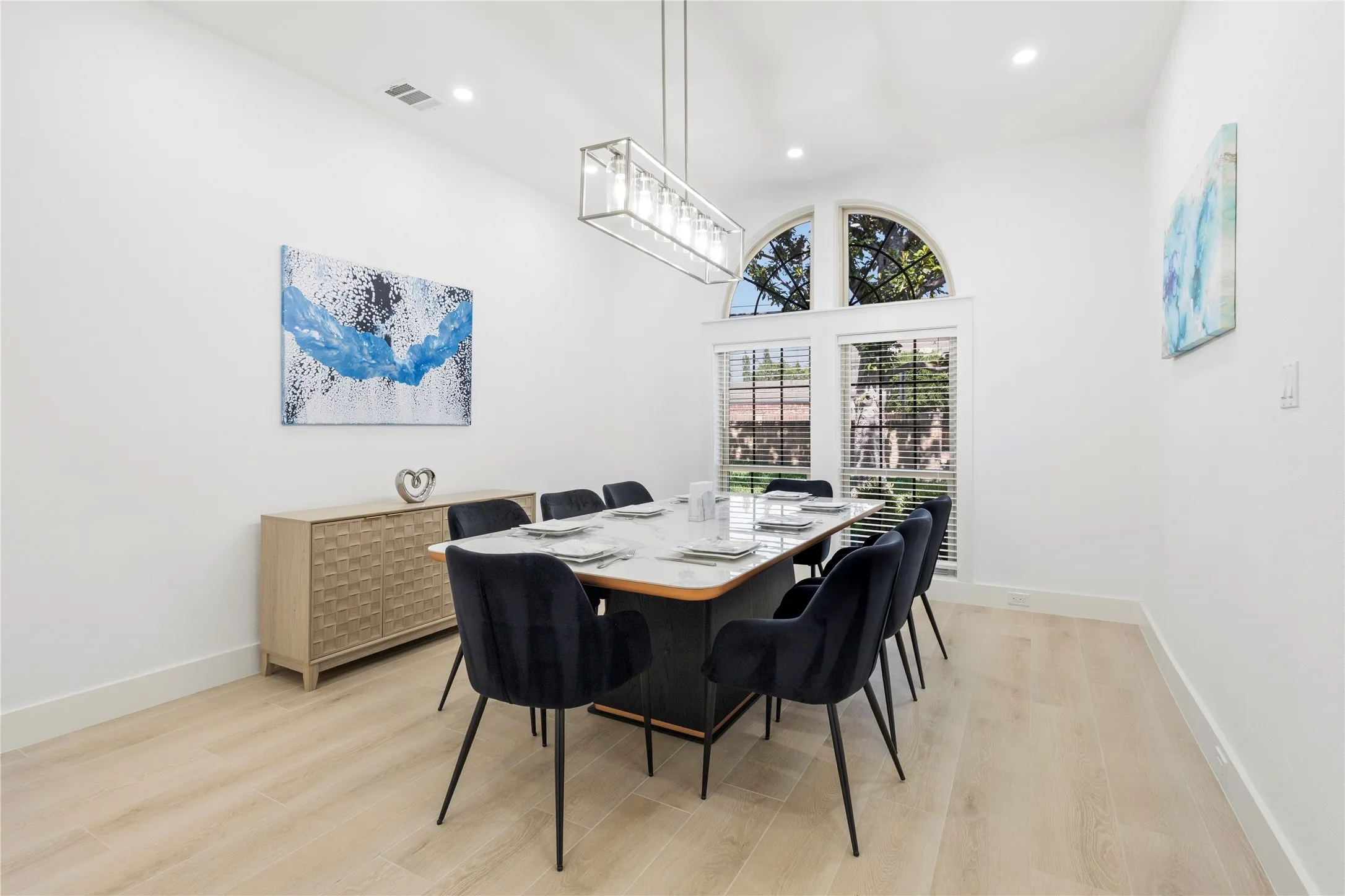 Single Family Residence For Rent in Dallas County , 17327 Davenport Road, Dallas, Texas 75248, 4 Bedroom, 4 Bathroom, 3 Garage spaces, 4,148 Sqft, built in 1985, mls#21391100, Real Estate Agent in Dallas, Homes For Rent in Dallas county, Homes For Rent in Dallas, Realtor in Dallas Texas, Real Estate Brokerage Independent Realty Texas, Luminita Cordes Realtor