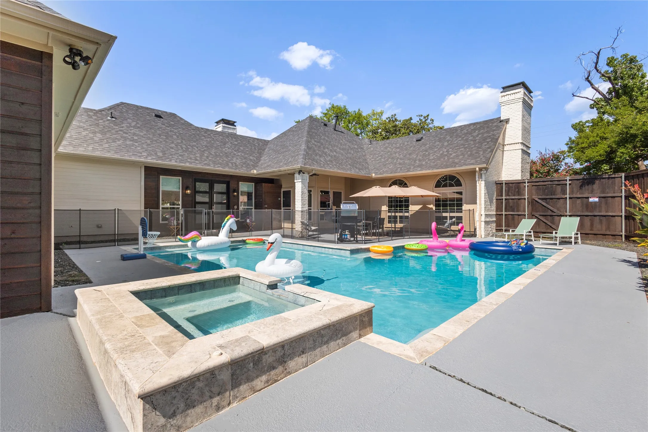 Single Family Residence For Rent in Dallas County , 17327 Davenport Road, Dallas, Texas 75248, 4 Bedroom, 4 Bathroom, 3 Garage spaces, 4,148 Sqft, built in 1985, mls#21391100, Real Estate Agent in Dallas, Homes For Rent in Dallas county, Homes For Rent in Dallas, Realtor in Dallas Texas, Real Estate Brokerage Independent Realty Texas, Luminita Cordes Realtor