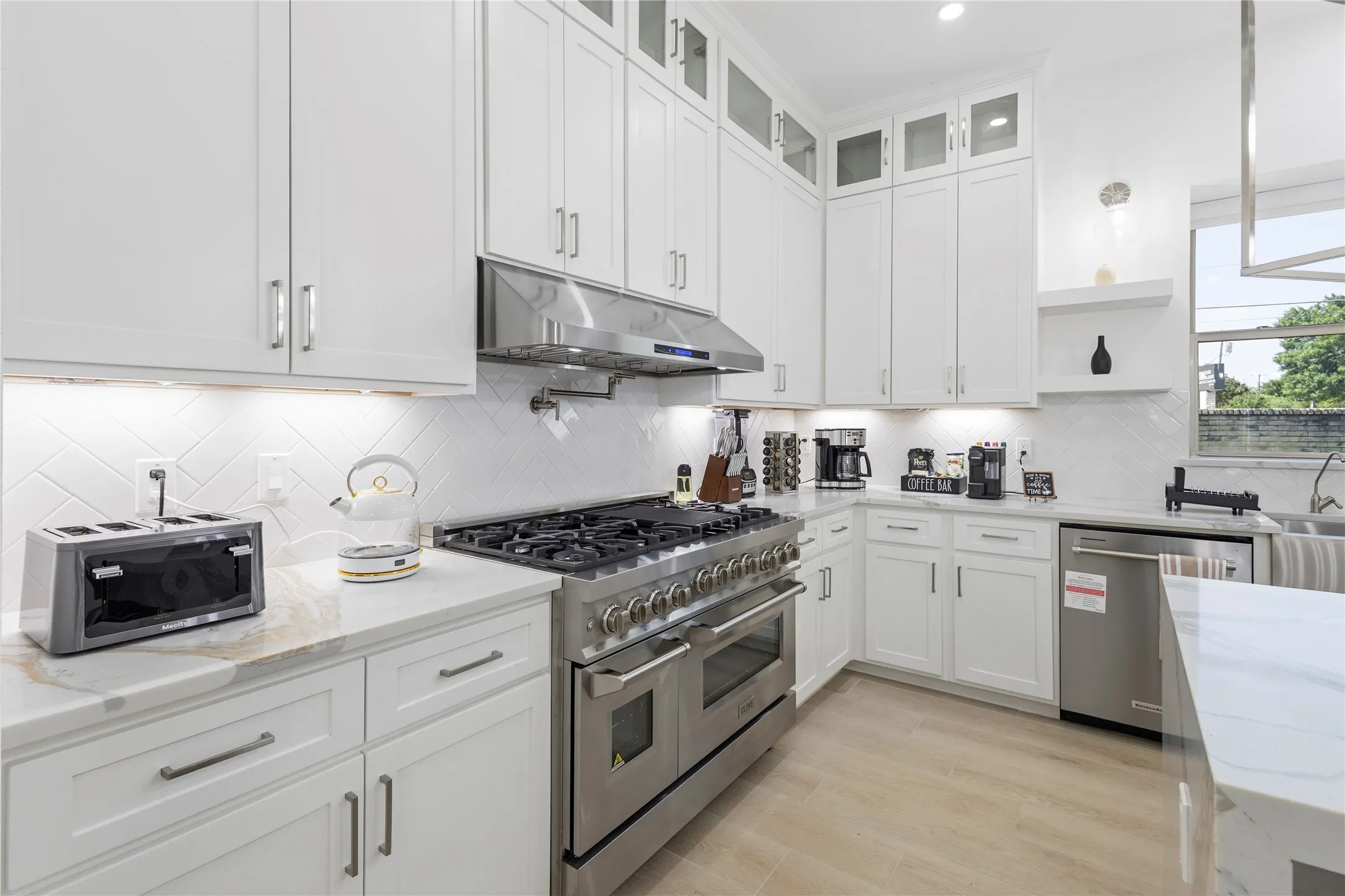 Single Family Residence For Rent in Dallas County , 17327 Davenport Road, Dallas, Texas 75248, 4 Bedroom, 4 Bathroom, 3 Garage spaces, 4,148 Sqft, built in 1985, mls#21391100, Real Estate Agent in Dallas, Homes For Rent in Dallas county, Homes For Rent in Dallas, Realtor in Dallas Texas, Real Estate Brokerage Independent Realty Texas, Luminita Cordes Realtor
