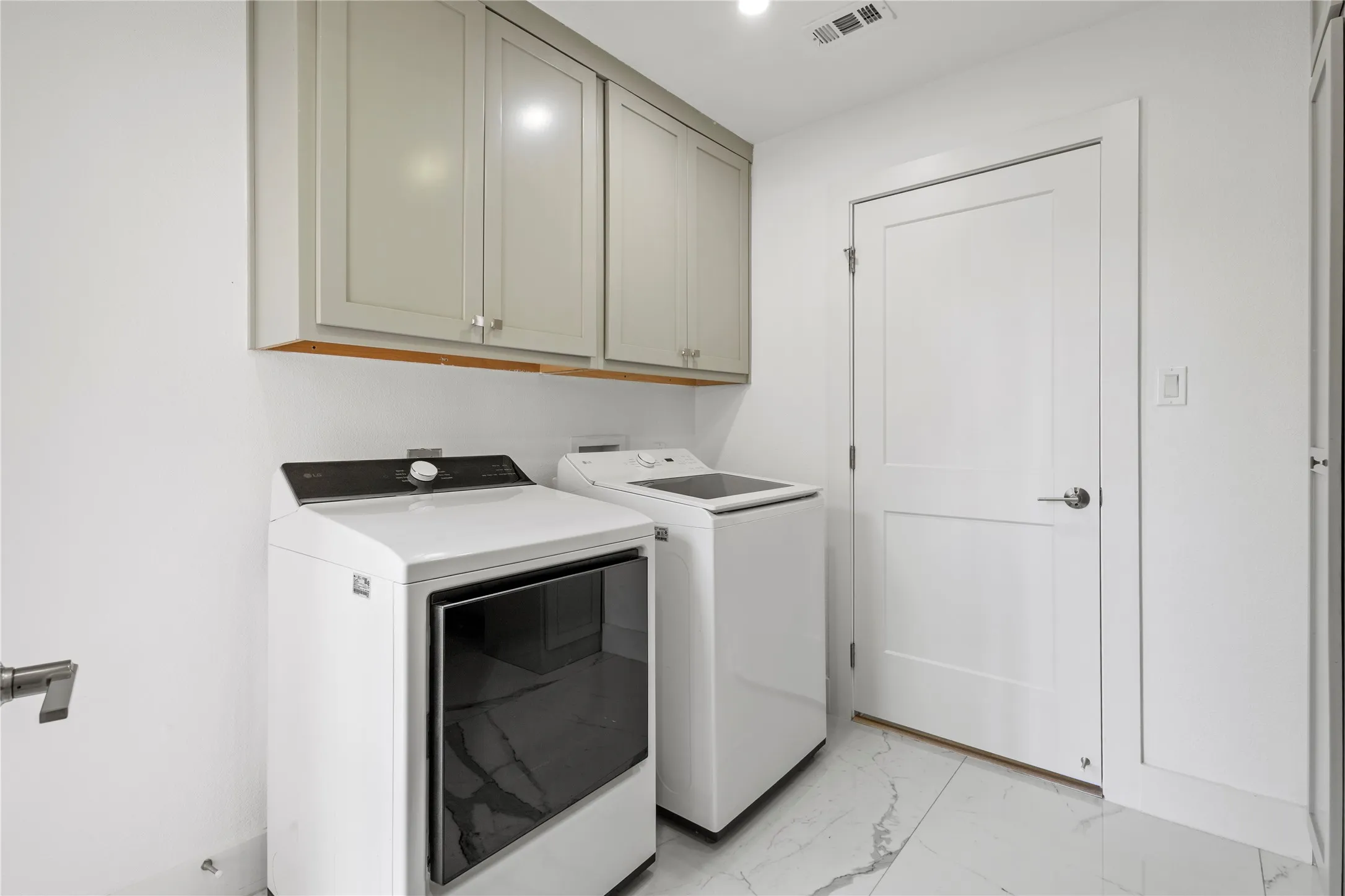 Single Family Residence For Rent in Dallas County , 17327 Davenport Road, Dallas, Texas 75248, 4 Bedroom, 4 Bathroom, 3 Garage spaces, 4,148 Sqft, built in 1985, mls#21391100, Real Estate Agent in Dallas, Homes For Rent in Dallas county, Homes For Rent in Dallas, Realtor in Dallas Texas, Real Estate Brokerage Independent Realty Texas, Luminita Cordes Realtor