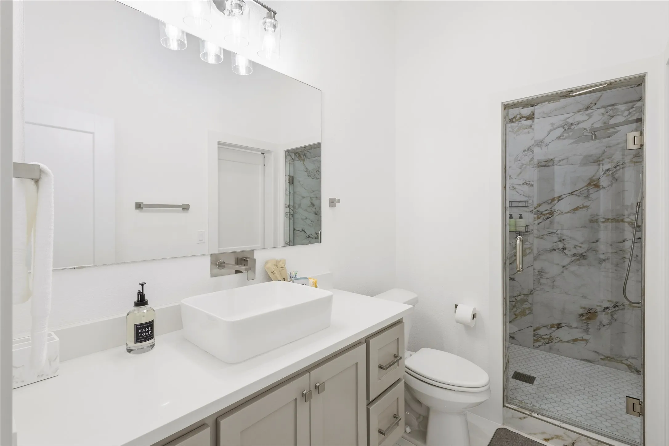 Single Family Residence For Rent in Dallas County , 17327 Davenport Road, Dallas, Texas 75248, 4 Bedroom, 4 Bathroom, 3 Garage spaces, 4,148 Sqft, built in 1985, mls#21391100, Real Estate Agent in Dallas, Homes For Rent in Dallas county, Homes For Rent in Dallas, Realtor in Dallas Texas, Real Estate Brokerage Independent Realty Texas, Luminita Cordes Realtor