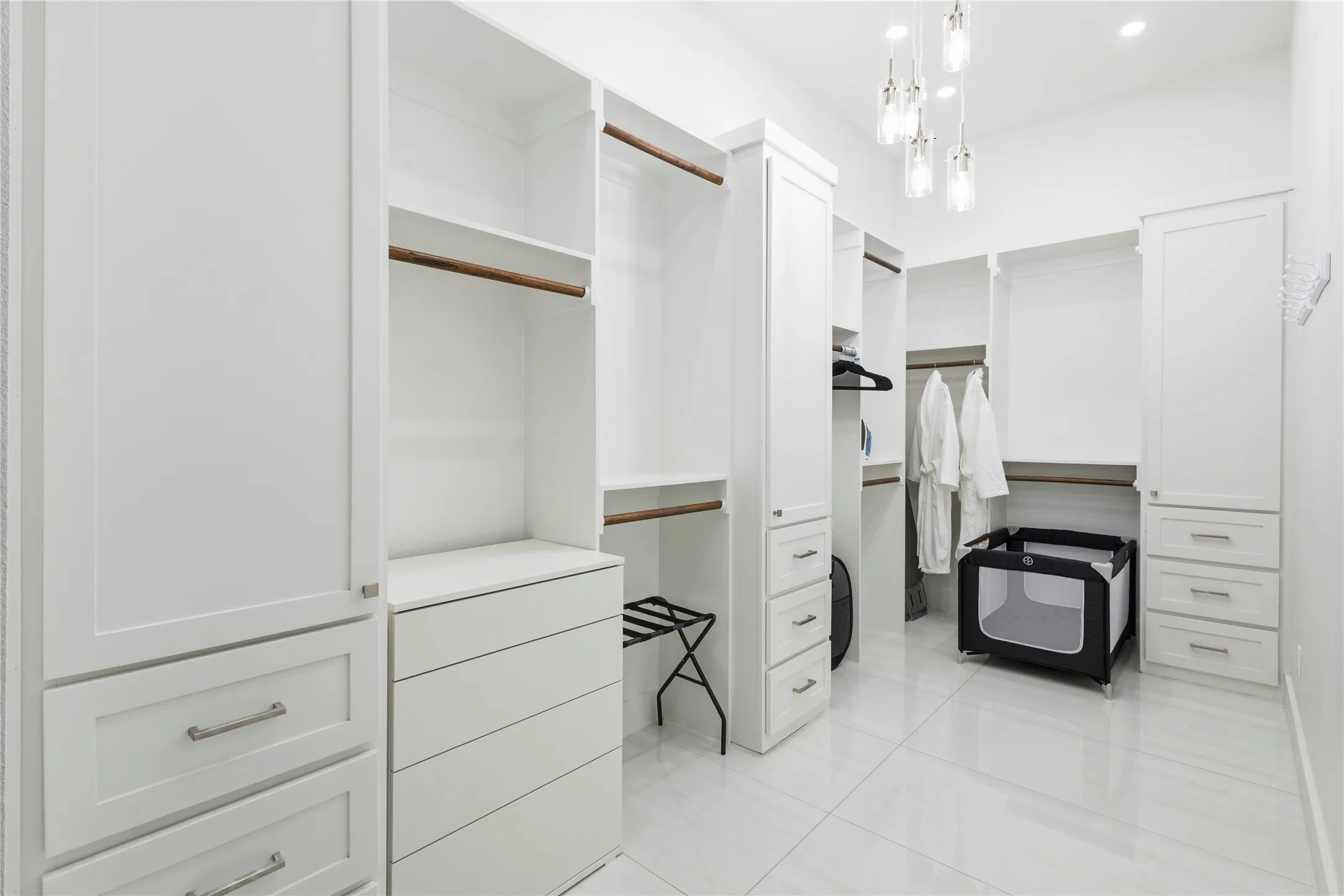 Single Family Residence For Rent in Dallas County , 17327 Davenport Road, Dallas, Texas 75248, 4 Bedroom, 4 Bathroom, 3 Garage spaces, 4,148 Sqft, built in 1985, mls#21391100, Real Estate Agent in Dallas, Homes For Rent in Dallas county, Homes For Rent in Dallas, Realtor in Dallas Texas, Real Estate Brokerage Independent Realty Texas, Luminita Cordes Realtor
