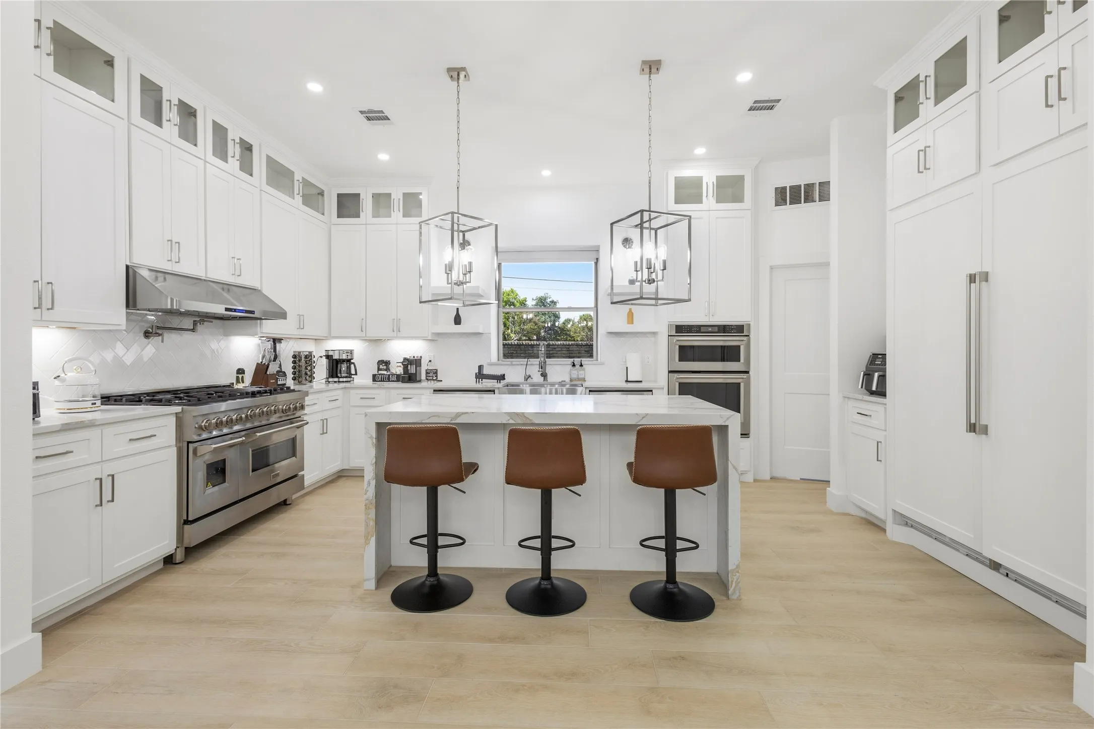 Single Family Residence For Rent in Dallas County , 17327 Davenport Road, Dallas, Texas 75248, 4 Bedroom, 4 Bathroom, 3 Garage spaces, 4,148 Sqft, built in 1985, mls#21391100, Real Estate Agent in Dallas, Homes For Rent in Dallas county, Homes For Rent in Dallas, Realtor in Dallas Texas, Real Estate Brokerage Independent Realty Texas, Luminita Cordes Realtor