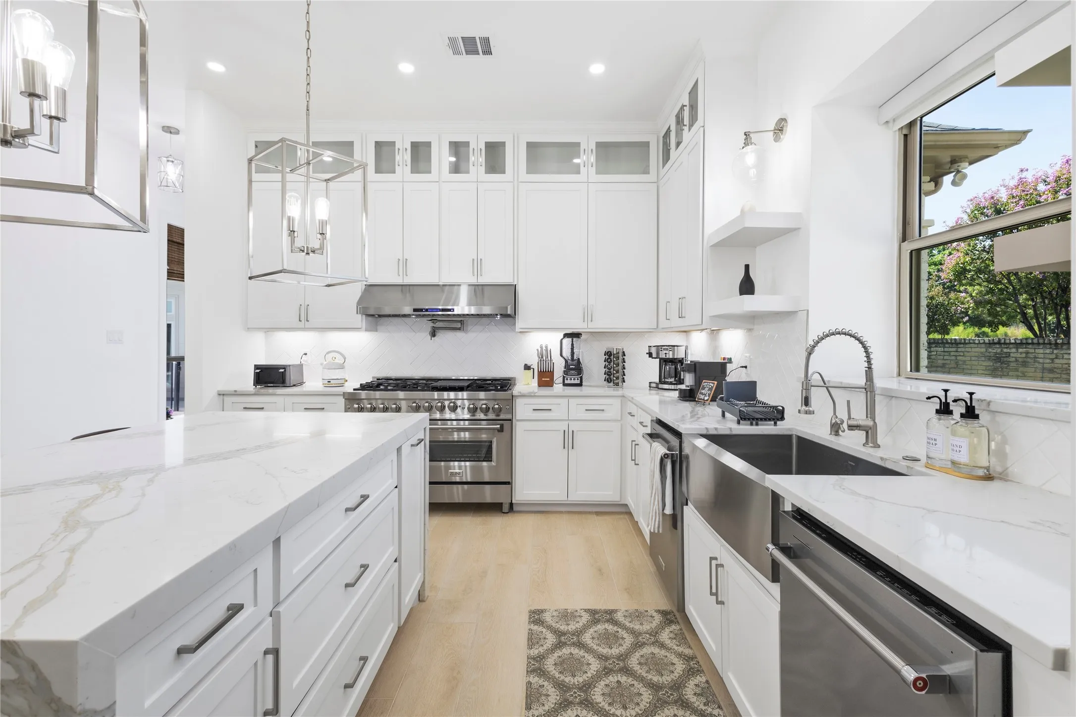 Single Family Residence For Rent in Dallas County , 17327 Davenport Road, Dallas, Texas 75248, 4 Bedroom, 4 Bathroom, 3 Garage spaces, 4,148 Sqft, built in 1985, mls#21391100, Real Estate Agent in Dallas, Homes For Rent in Dallas county, Homes For Rent in Dallas, Realtor in Dallas Texas, Real Estate Brokerage Independent Realty Texas, Luminita Cordes Realtor