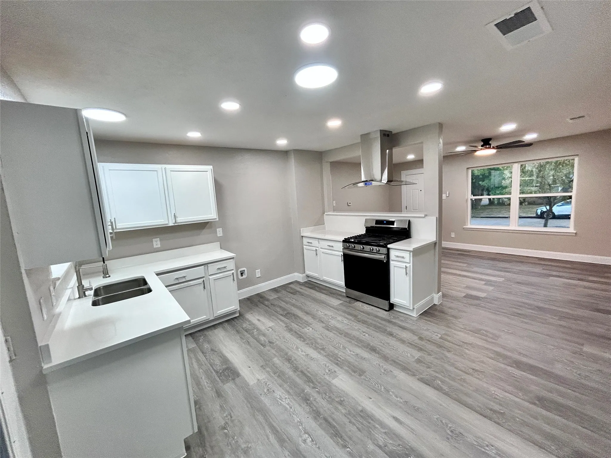 Single Family Residence For Sale in Dallas County , 705 Jadewood Drive, Dallas, Texas 75232, 3 Bedroom, 1 Bathroom, 1 Garage spaces, 946 Sqft, built in 1958, mls#21391133, Real Estate Agent in Dallas, Homes For Sale in Dallas county, Homes For Sale in Dallas, Realtor in Dallas Texas, Real Estate Brokerage Independent Realty Texas, Luminita Cordes Realtor
