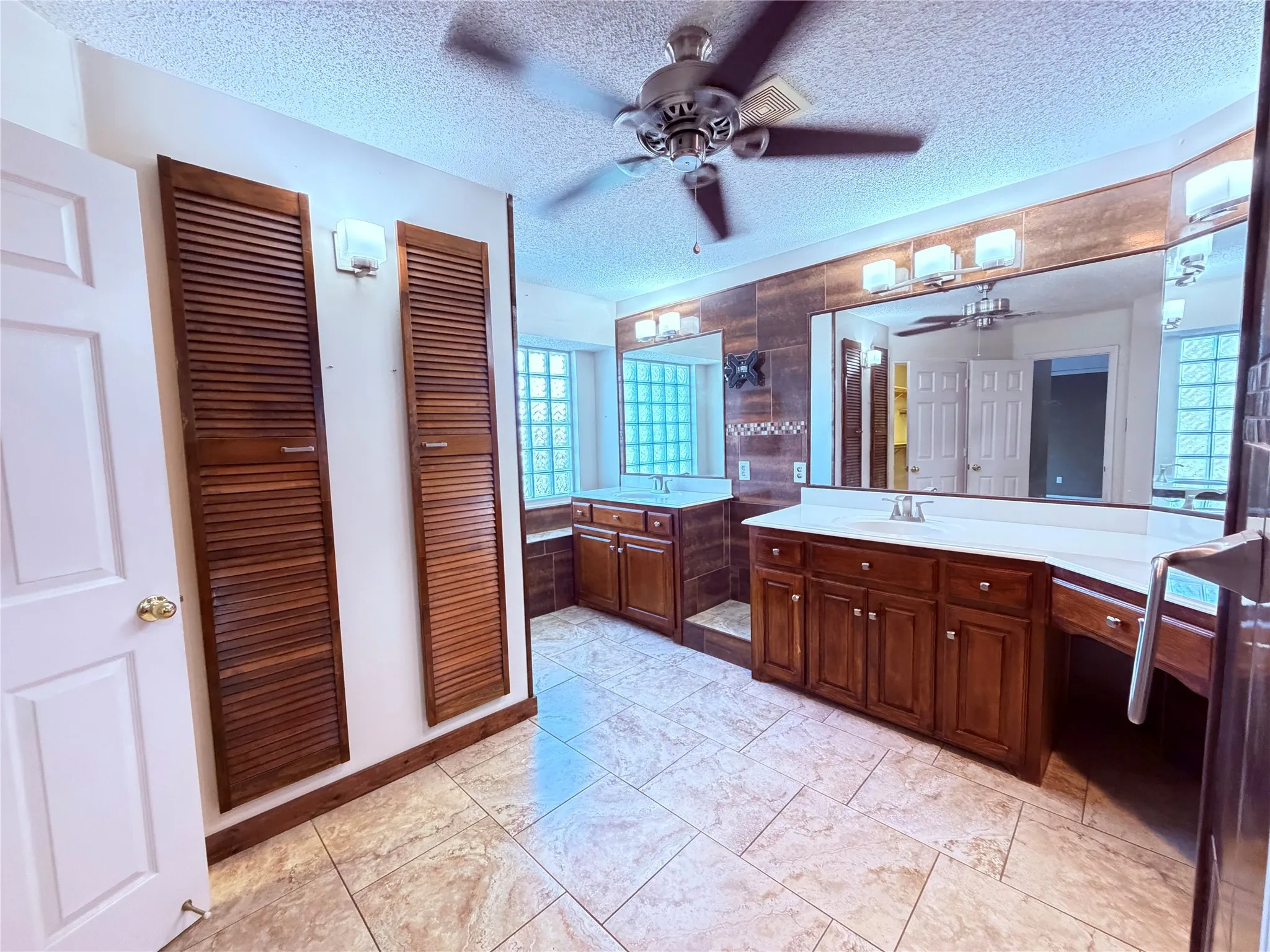 Single Family Residence For Sale in Dallas County , 3318 Chapelwood Drive, Sunnyvale, Texas 75182, 5 Bedroom, 5 Bathroom, 3 Garage spaces, 3,319 Sqft, built in 2000, mls#21391136, Real Estate Agent in Sunnyvale, Homes For Sale in Dallas county, Homes For Sale in Sunnyvale, Realtor in Sunnyvale Texas, Real Estate Brokerage Independent Realty Texas, Luminita Cordes Realtor