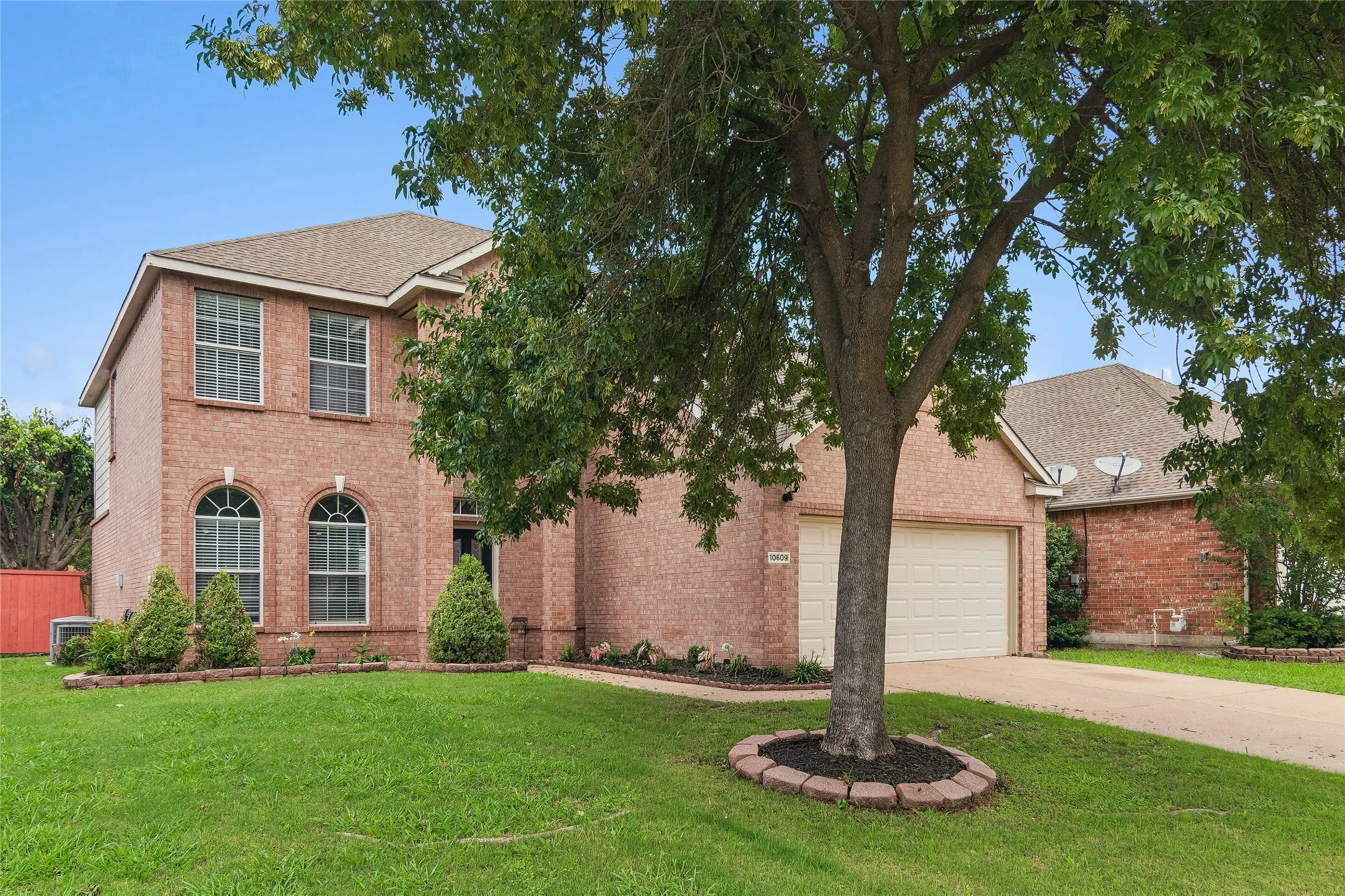 Single Family Residence For Rent in Dallas County , 10609 Augusta Lane, Rowlett, Texas 75089, 4 Bedroom, 3 Bathroom, 2 Garage spaces, 2,496 Sqft, built in 2000, mls#21391138, Real Estate Agent in Rowlett, Homes For Rent in Dallas county, Homes For Rent in Rowlett, Realtor in Rowlett Texas, Real Estate Brokerage Independent Realty Texas, Luminita Cordes Realtor