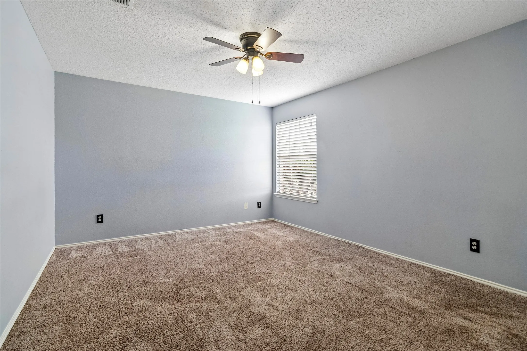 Single Family Residence For Rent in Dallas County , 10609 Augusta Lane, Rowlett, Texas 75089, 4 Bedroom, 3 Bathroom, 2 Garage spaces, 2,496 Sqft, built in 2000, mls#21391138, Real Estate Agent in Rowlett, Homes For Rent in Dallas county, Homes For Rent in Rowlett, Realtor in Rowlett Texas, Real Estate Brokerage Independent Realty Texas, Luminita Cordes Realtor