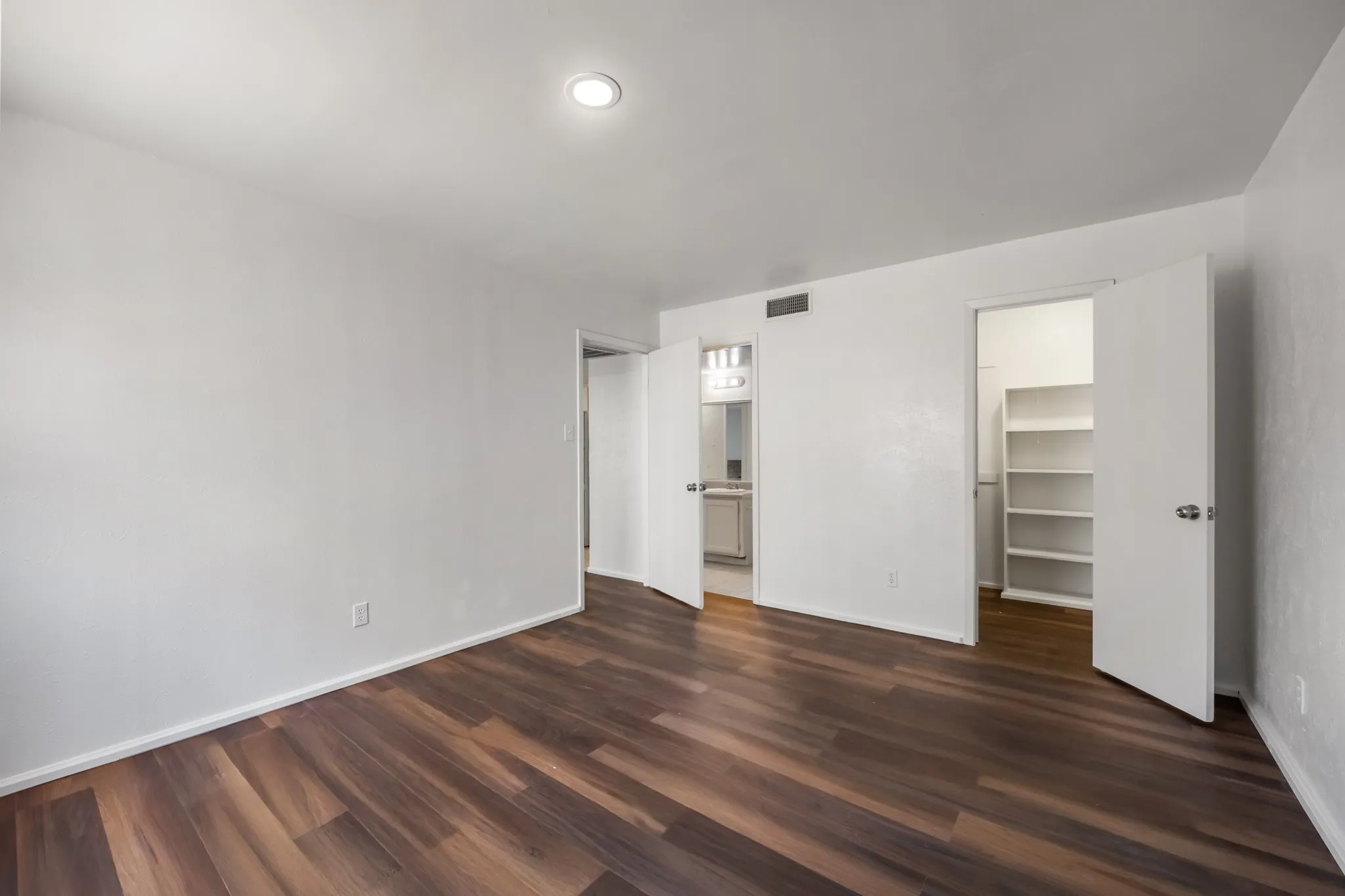Condominium For Rent in Dallas County , 919 S Weatherred Drive 123, Richardson, Texas 75080, 2 Bedroom, 2 Bathroom, Garage spaces, 987 Sqft, built in 1976, mls#21391103, Real Estate Agent in Richardson, Homes For Rent in Dallas county, Homes For Rent in Richardson, Realtor in Richardson Texas, Real Estate Brokerage Independent Realty Texas, Luminita Cordes Realtor