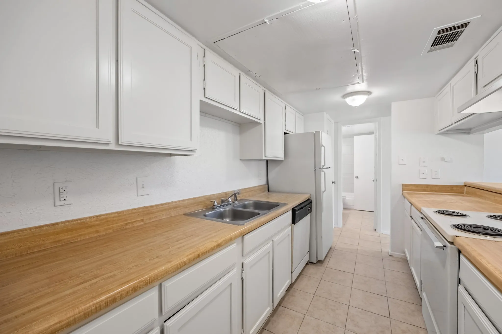 Condominium For Rent in Dallas County , 919 S Weatherred Drive 123, Richardson, Texas 75080, 2 Bedroom, 2 Bathroom, Garage spaces, 987 Sqft, built in 1976, mls#21391103, Real Estate Agent in Richardson, Homes For Rent in Dallas county, Homes For Rent in Richardson, Realtor in Richardson Texas, Real Estate Brokerage Independent Realty Texas, Luminita Cordes Realtor