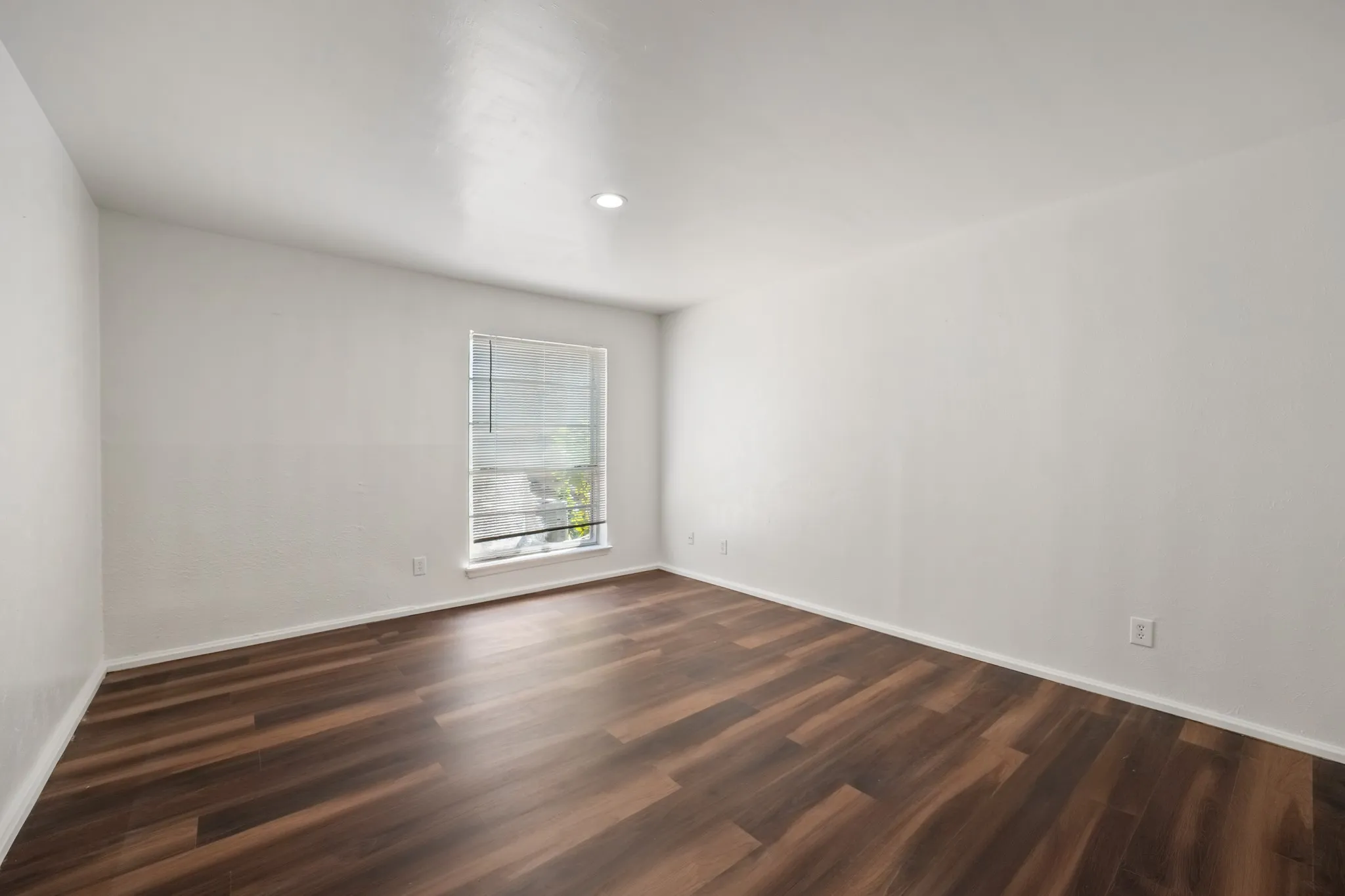 Condominium For Rent in Dallas County , 919 S Weatherred Drive 123, Richardson, Texas 75080, 2 Bedroom, 2 Bathroom, Garage spaces, 987 Sqft, built in 1976, mls#21391103, Real Estate Agent in Richardson, Homes For Rent in Dallas county, Homes For Rent in Richardson, Realtor in Richardson Texas, Real Estate Brokerage Independent Realty Texas, Luminita Cordes Realtor
