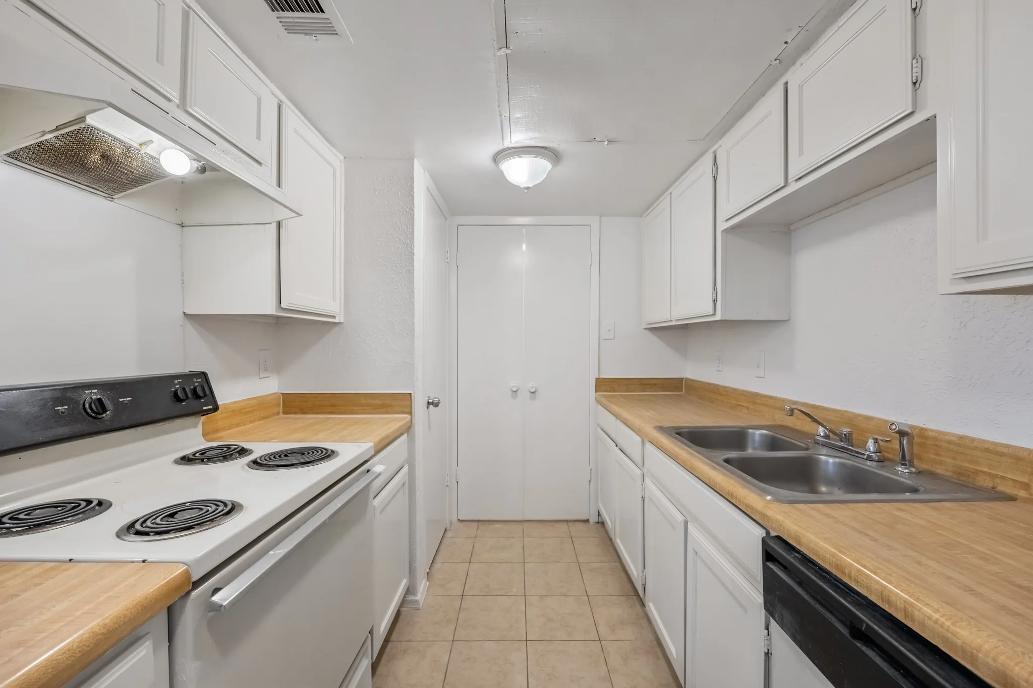Condominium For Rent in Dallas County , 919 S Weatherred Drive 123, Richardson, Texas 75080, 2 Bedroom, 2 Bathroom, Garage spaces, 987 Sqft, built in 1976, mls#21391103, Real Estate Agent in Richardson, Homes For Rent in Dallas county, Homes For Rent in Richardson, Realtor in Richardson Texas, Real Estate Brokerage Independent Realty Texas, Luminita Cordes Realtor