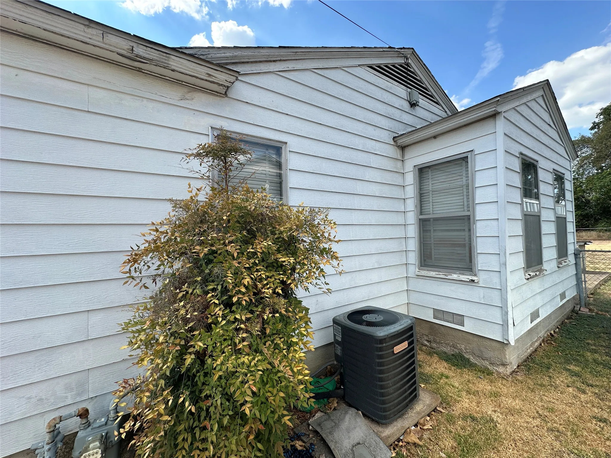 Single Family Residence For Sale in Dallas County , 7519 Red Bud Drive, Dallas, Texas 75227, 2 Bedroom, 1 Bathroom, 1 Garage spaces, 791 Sqft, built in 1949, mls#21390851, Real Estate Agent in Dallas, Homes For Sale in Dallas county, Homes For Sale in Dallas, Realtor in Dallas Texas, Real Estate Brokerage Independent Realty Texas, Luminita Cordes Realtor