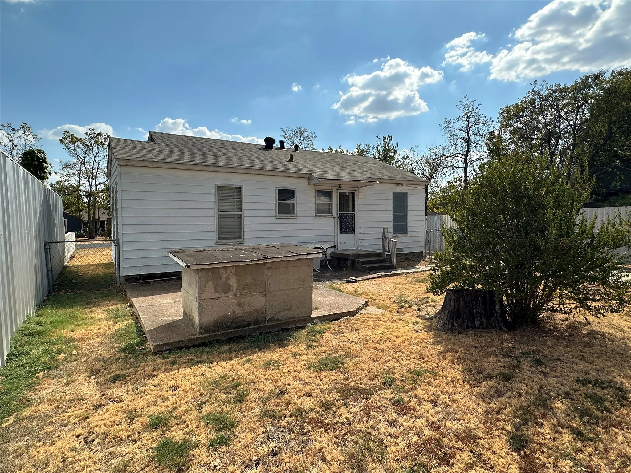 Single Family Residence For Sale in Dallas County , 7519 Red Bud Drive, Dallas, Texas 75227, 2 Bedroom, 1 Bathroom, 1 Garage spaces, 791 Sqft, built in 1949, mls#21390851, Real Estate Agent in Dallas, Homes For Sale in Dallas county, Homes For Sale in Dallas, Realtor in Dallas Texas, Real Estate Brokerage Independent Realty Texas, Luminita Cordes Realtor
