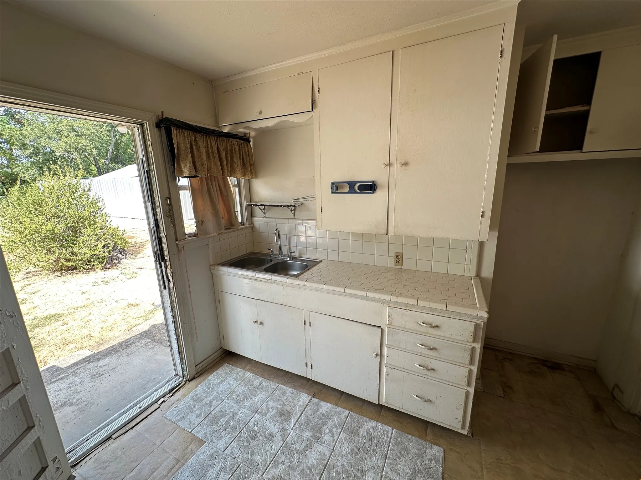 Single Family Residence For Sale in Dallas County , 7519 Red Bud Drive, Dallas, Texas 75227, 2 Bedroom, 1 Bathroom, 1 Garage spaces, 791 Sqft, built in 1949, mls#21390851, Real Estate Agent in Dallas, Homes For Sale in Dallas county, Homes For Sale in Dallas, Realtor in Dallas Texas, Real Estate Brokerage Independent Realty Texas, Luminita Cordes Realtor