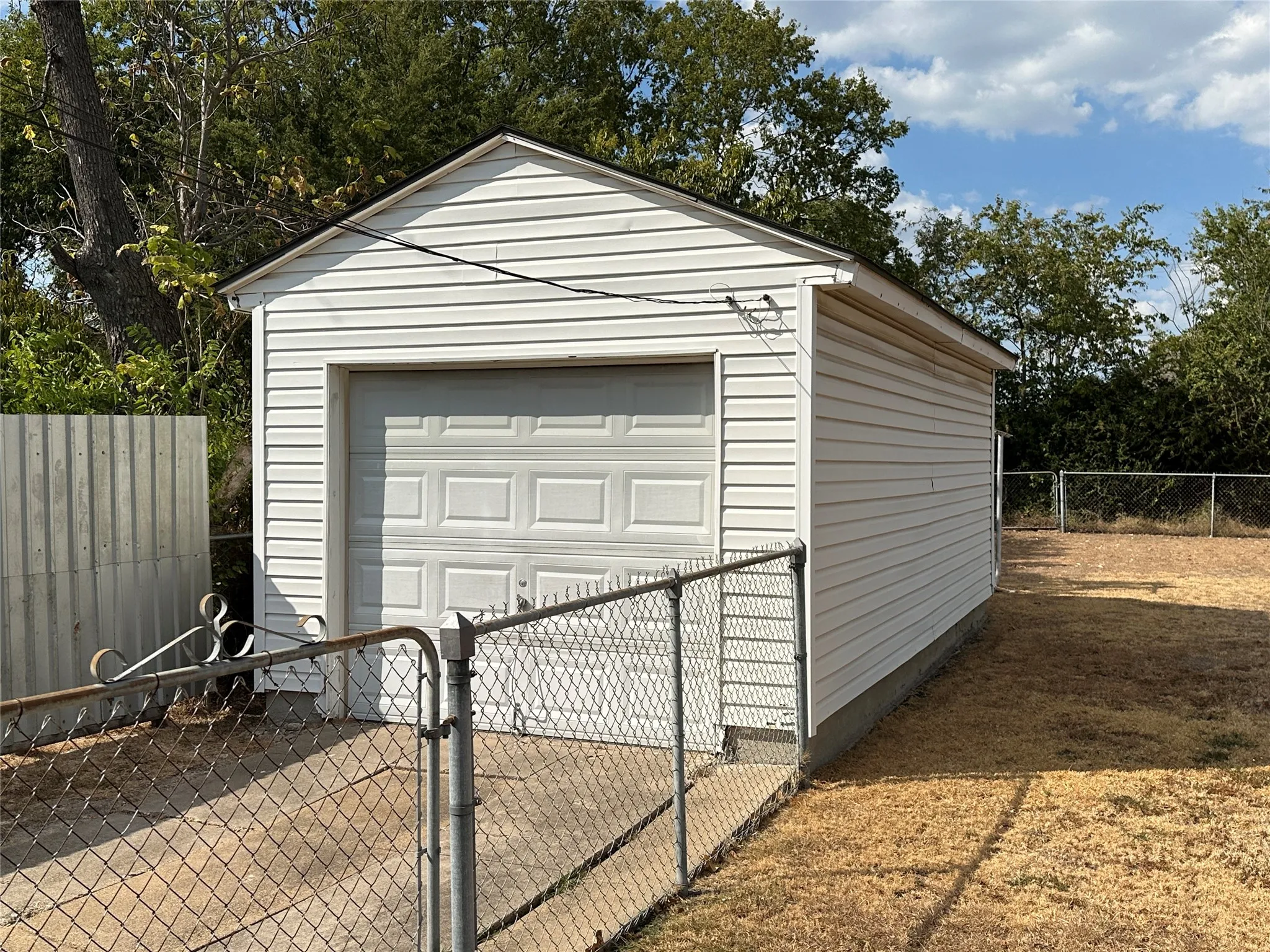 Single Family Residence For Sale in Dallas County , 7519 Red Bud Drive, Dallas, Texas 75227, 2 Bedroom, 1 Bathroom, 1 Garage spaces, 791 Sqft, built in 1949, mls#21390851, Real Estate Agent in Dallas, Homes For Sale in Dallas county, Homes For Sale in Dallas, Realtor in Dallas Texas, Real Estate Brokerage Independent Realty Texas, Luminita Cordes Realtor