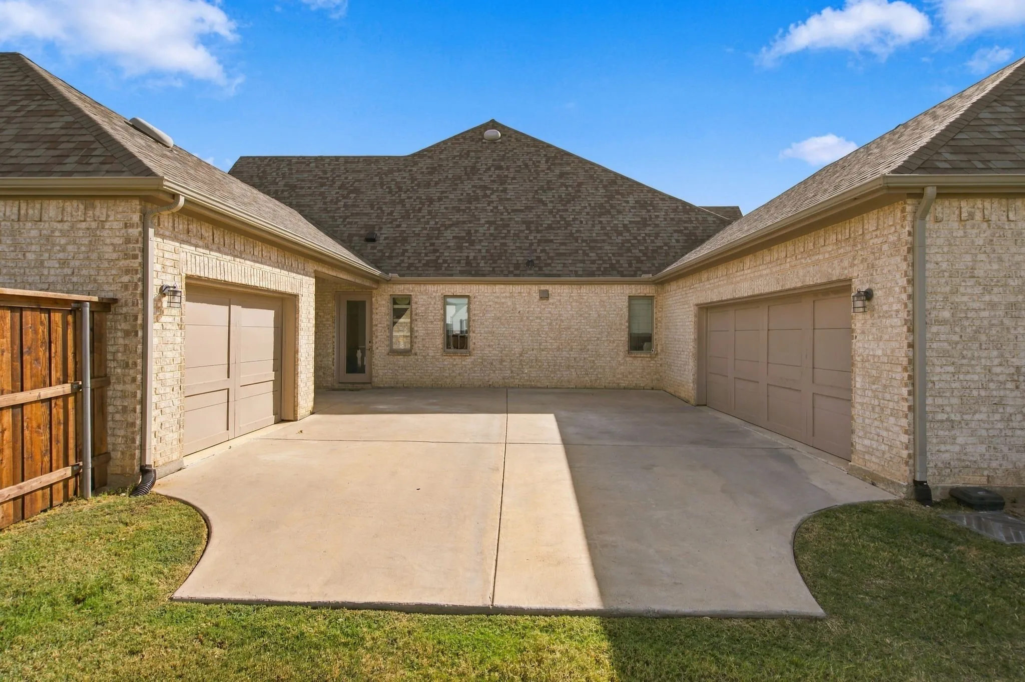 Single Family Residence For Sale in Denton County , 7117 Eagles Ridge Court, Argyle, Texas 76226, 3 Bedroom, 5 Bathroom, 3 Garage spaces, 3,180 Sqft, built in 2019, mls#21390185, Real Estate Agent in Argyle, Homes For Sale in Denton county, Homes For Sale in Argyle, Realtor in Argyle Texas, Real Estate Brokerage Independent Realty Texas, Luminita Cordes Realtor
