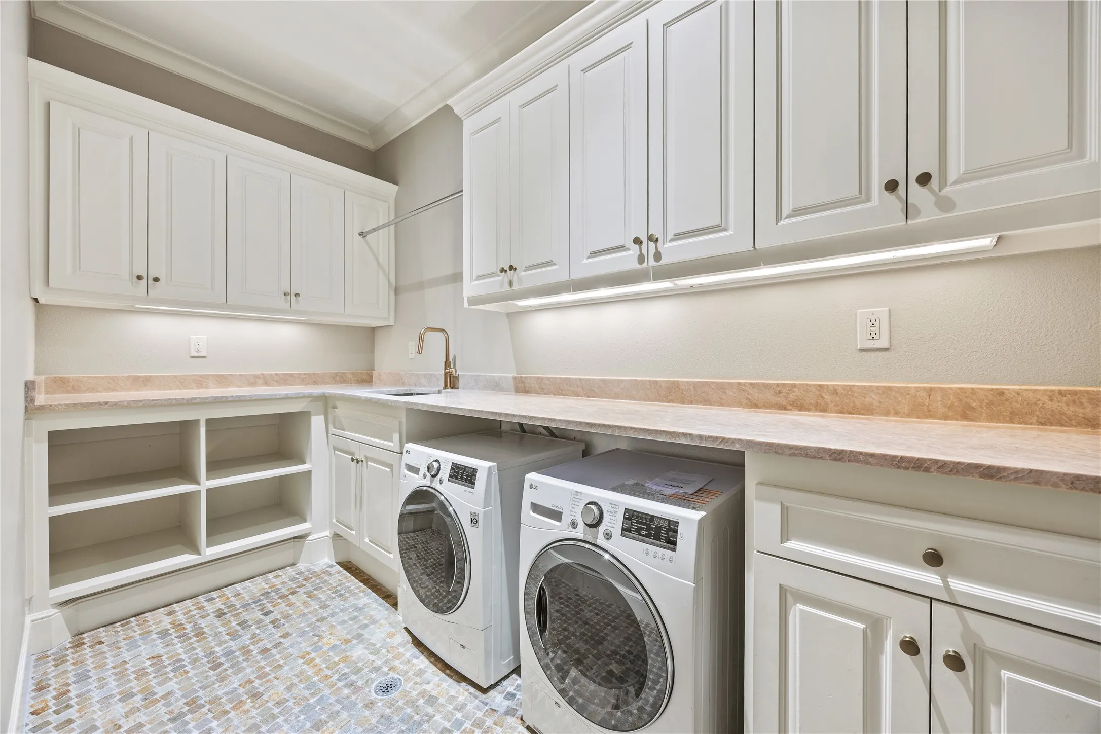 Single Family Residence For Sale in Dallas County , 3517 Mockingbird Lane, Highland Park, Texas 75205, 5 Bedroom, 7 Bathroom, 2 Garage spaces, 6,058 Sqft, built in 2007, mls#21381203, Real Estate Agent in Highland Park, Homes For Sale in Dallas county, Homes For Sale in Highland Park, Realtor in Highland Park Texas, Real Estate Brokerage Independent Realty Texas, Luminita Cordes Realtor